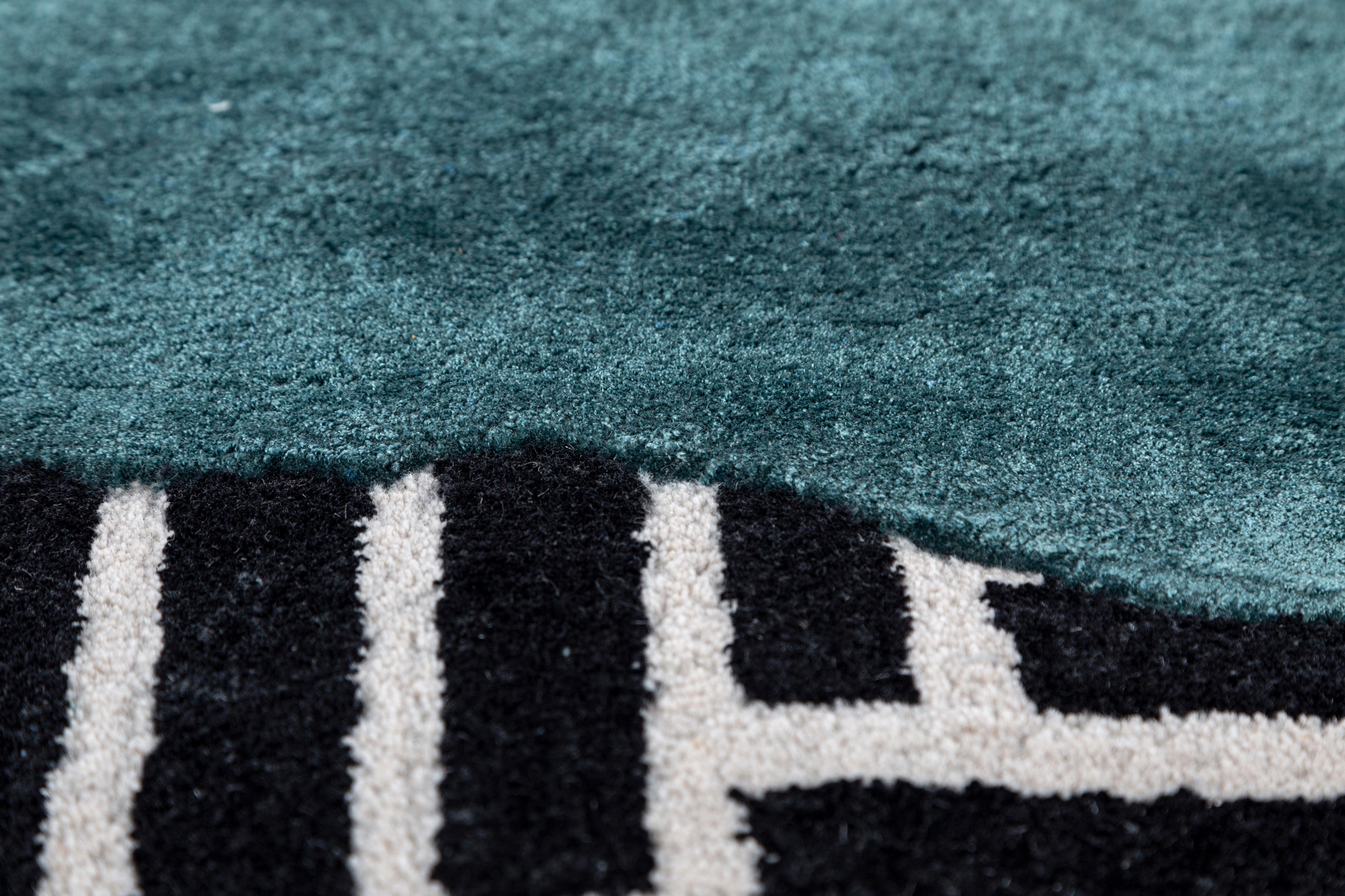 Jaipur Rugs La collezione Adrift è un'audace esplorazione dei contrasti, in cui i sorprendenti disegni in bianco e nero costituiscono la base di ogni pezzo. Questi elementi monocromatici creano una dichiarazione forte e senza tempo, mentre i vivaci