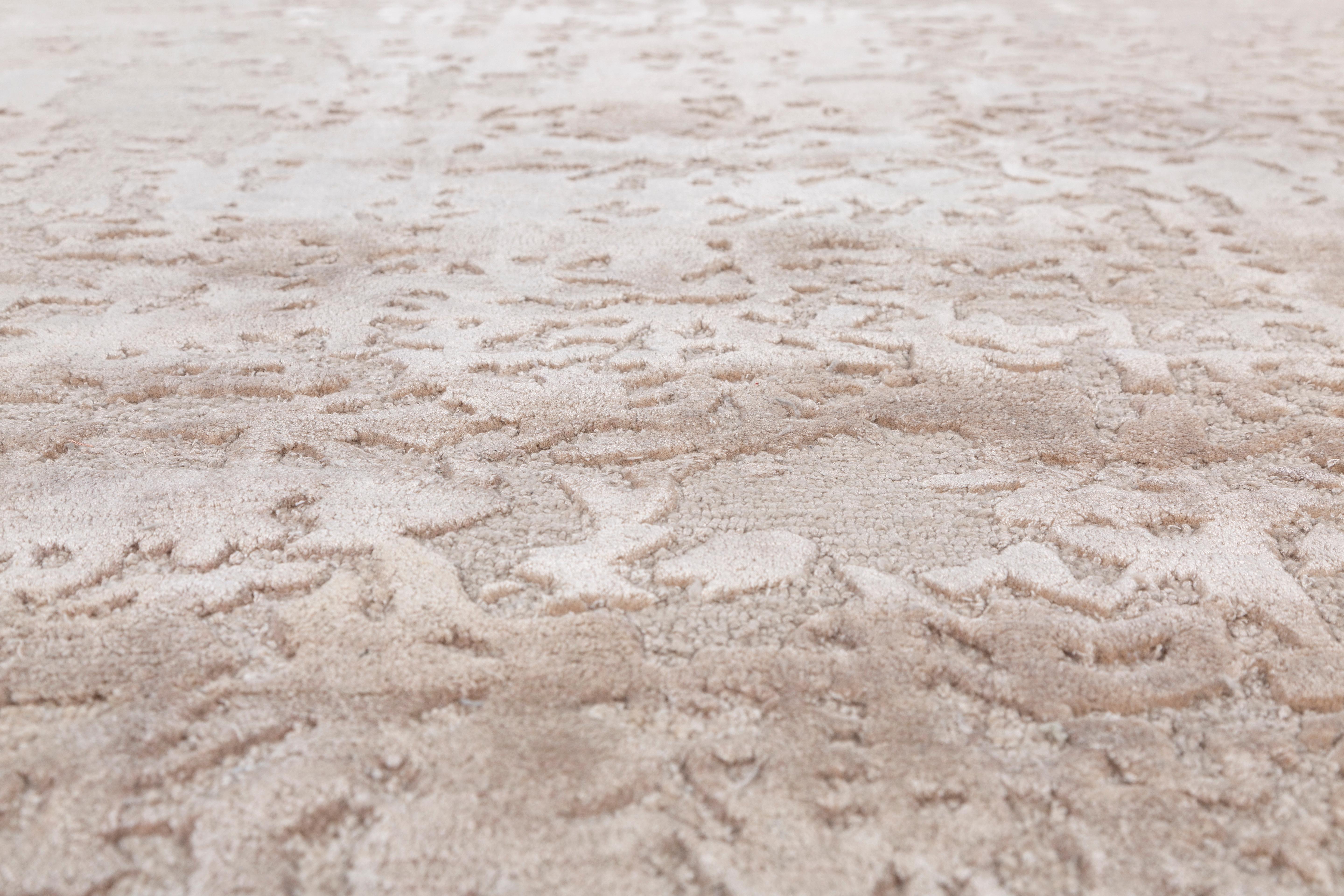 Jaipur Rugs Wie der Name schon sagt, bietet die White Noise Collection handgetuftete Teppiche mit unterbrechenden Linien, die ein Gefühl von geometrischem Fluss vermitteln. Die angedeuteten Details ermöglichen es dem Auge, eine Illusion zu bilden
