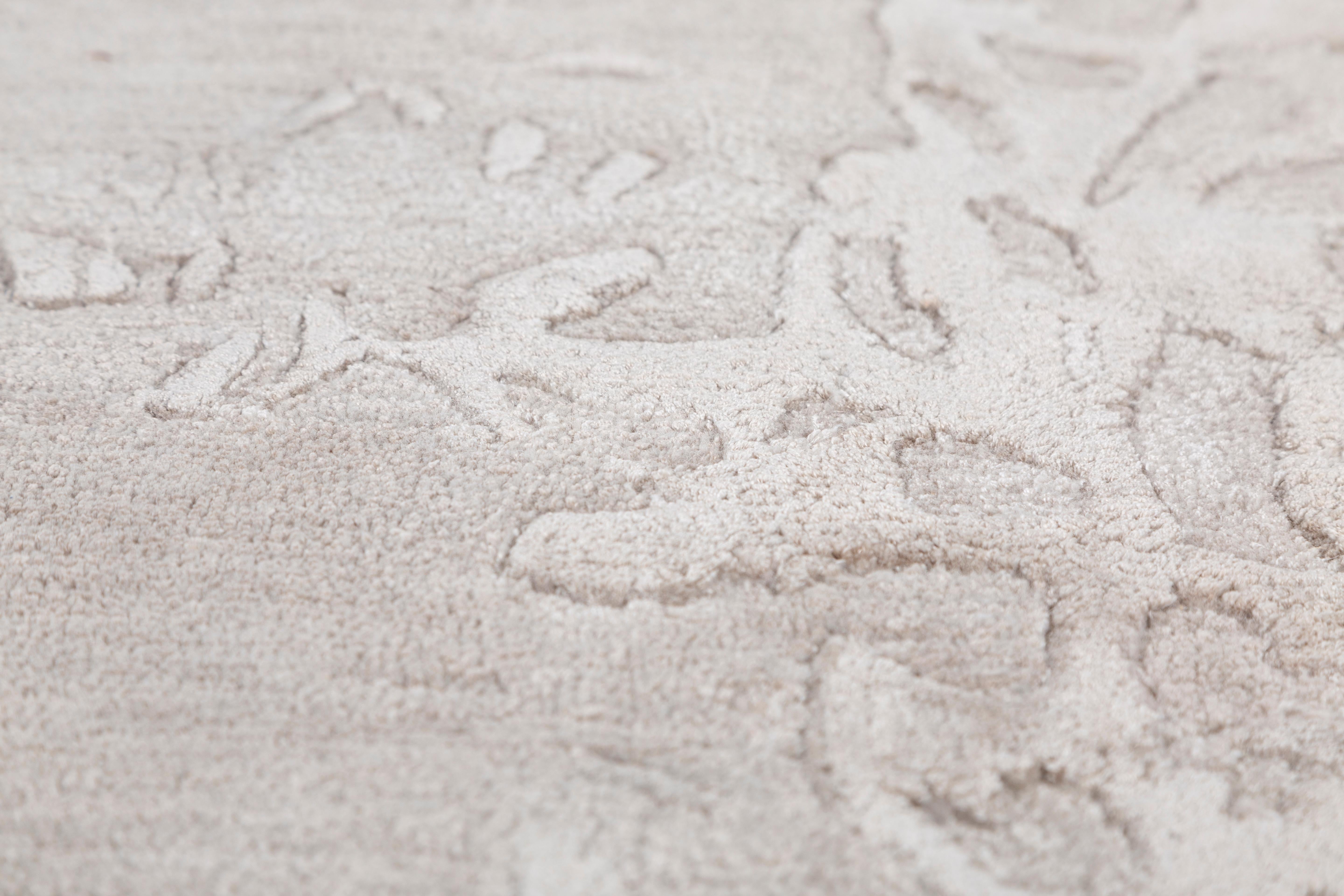 Jaipur Rugs Wie der Name schon sagt, bietet die White Noise Collection handgetuftete Teppiche mit unterbrechenden Linien, die ein Gefühl von geometrischem Fluss vermitteln. Die angedeuteten Details ermöglichen es dem Auge, eine Illusion zu bilden