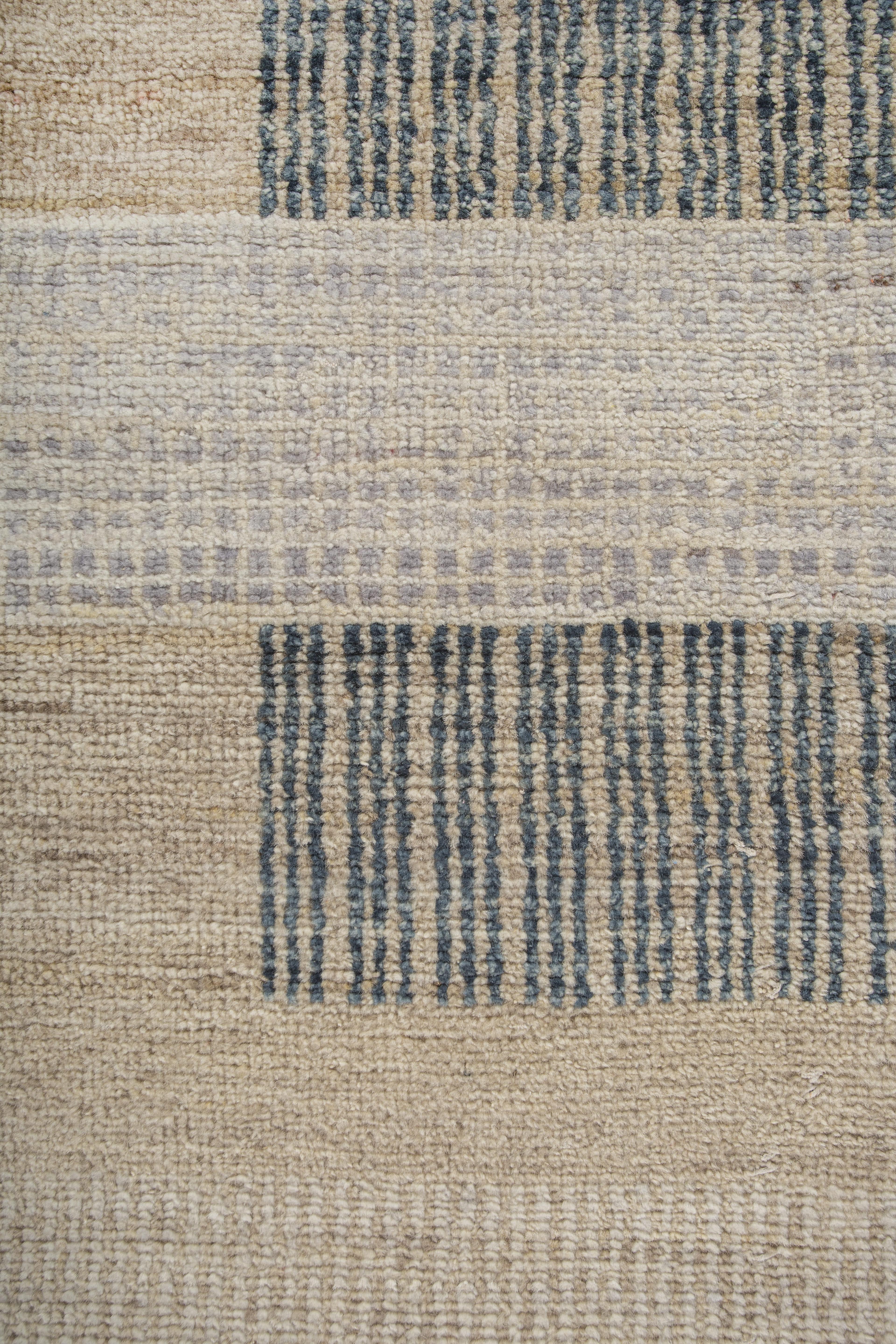 Jaipur Rugs La Collection Blythe, composée de tapis à poils courts et aux motifs organiques qui évoquent la fluidité et l'harmonie, allie habilement le charme de l'artisanat à la sophistication contemporaine. Sa palette de couleurs mêle des bruns