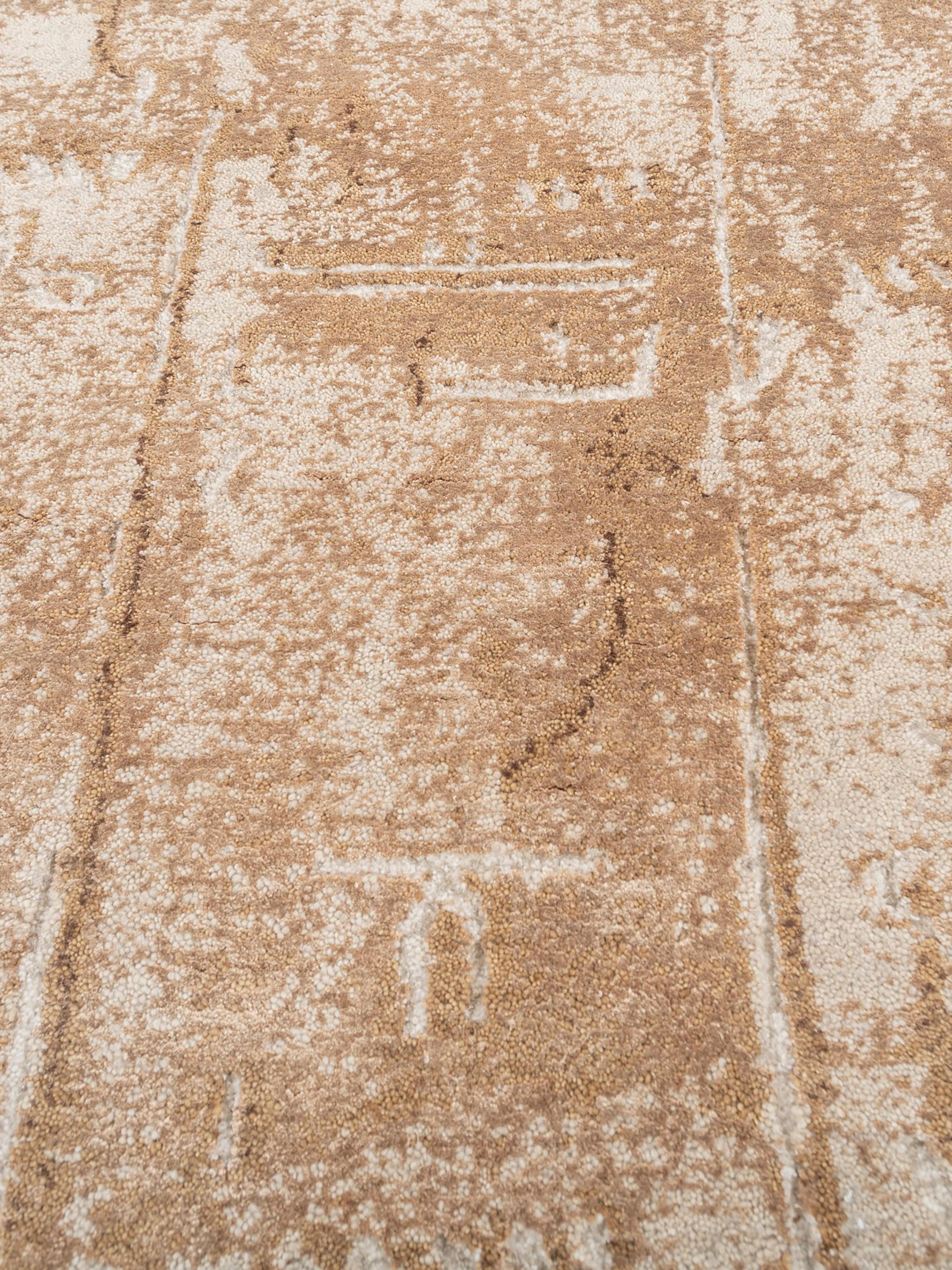 La Colección Script es una fascinante fusión de historia, artesanía y expresión artística, plasmada en exquisitas alfombras anudadas a mano. Inspiradas en antiguas escrituras y grabados en piedra erosionada, cada alfombra de esta colección cuenta