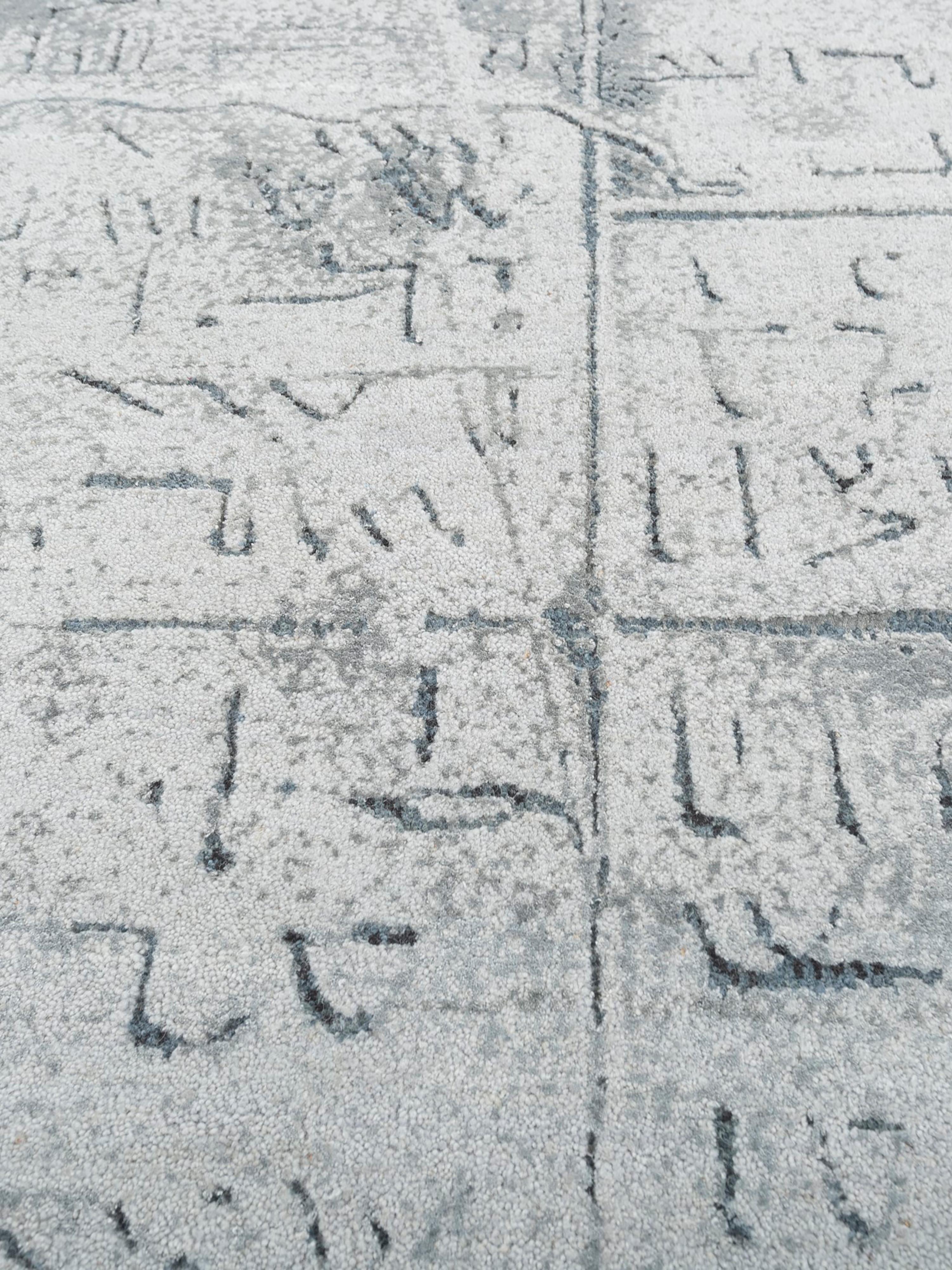 La Colección Script es una fascinante fusión de historia, artesanía y expresión artística, plasmada en exquisitas alfombras anudadas a mano. Inspiradas en antiguas escrituras y grabados en piedra erosionada, cada alfombra de esta colección cuenta