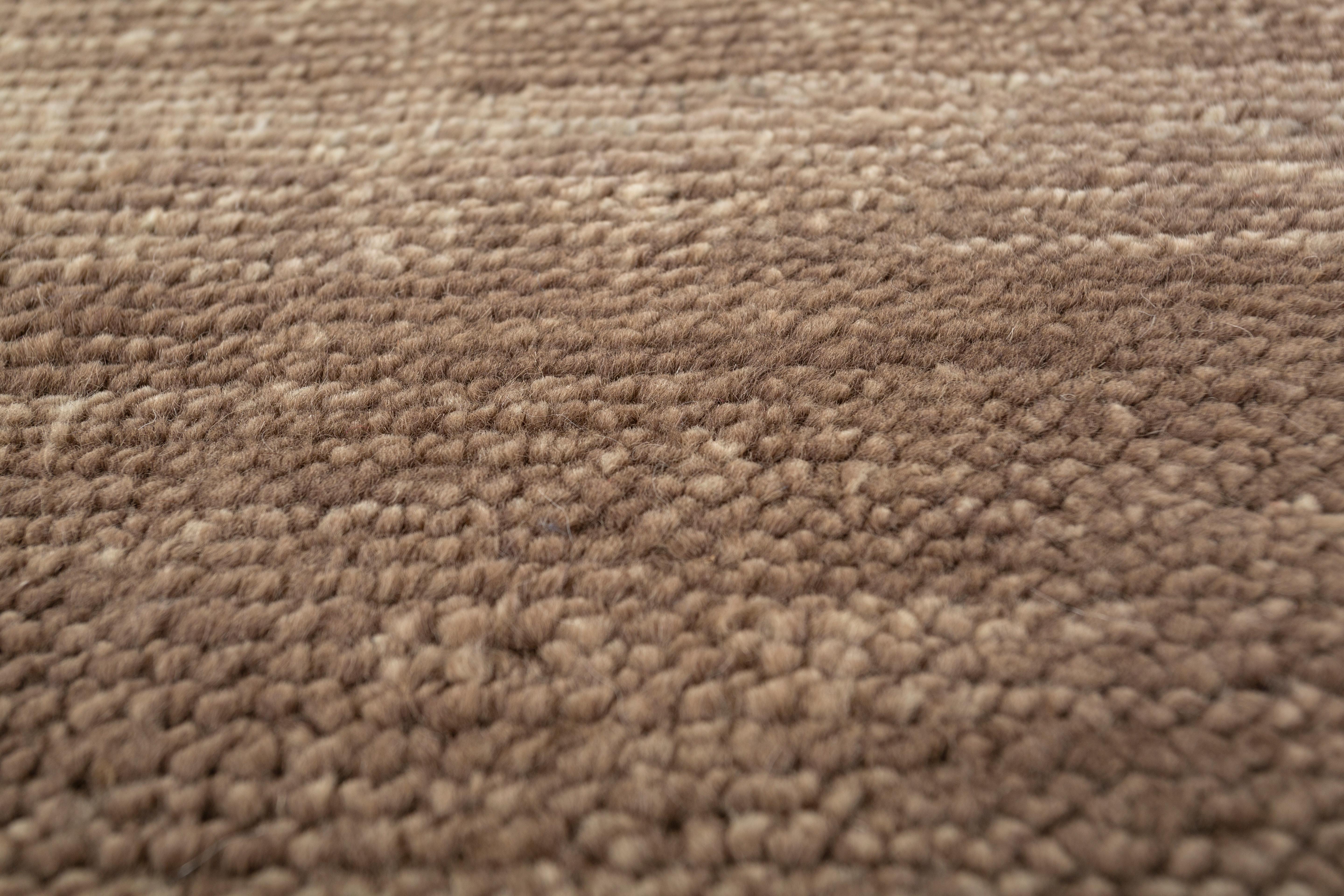 Les designs transitionnels de la collection Kairos captiveront les yeux avec les immenses détails tissés dans les fils doux. Le voyage de la Collectional commence au point intriguant de l'aube et traverse la cadence temporelle du crépuscule, du