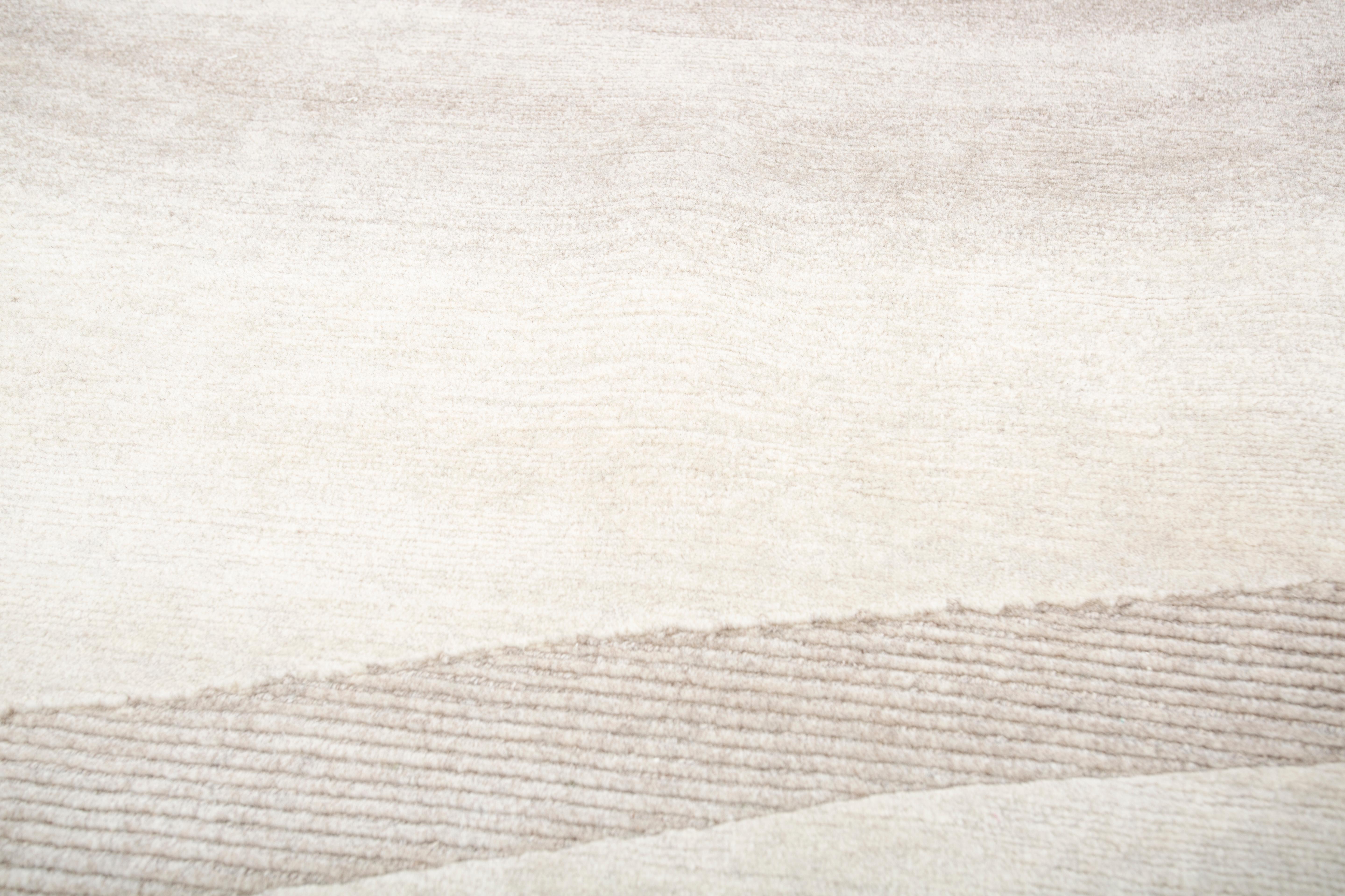 Jaipur Rugs Con la sua palette di colori tono su tono, i tappeti della collezione Azalea risolleveranno immediatamente l'umore di qualsiasi spazio. Questi tappeti in lana e viscosa, annodati a mano, aggiungono calore e comfort ai pavimenti e