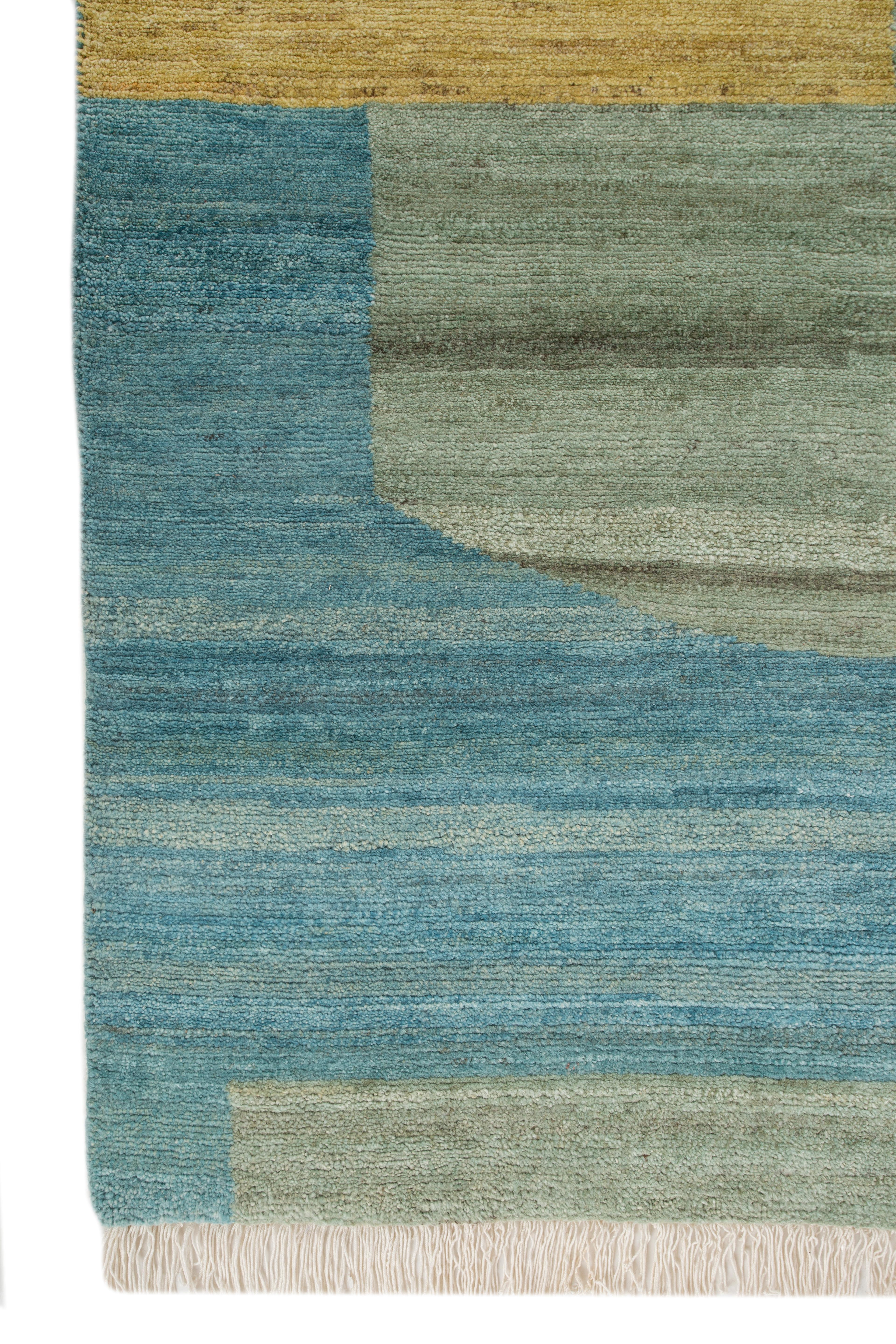 Jaipur Rugs La Collection Blythe, composée de tapis à poils courts et aux motifs organiques qui évoquent la fluidité et l'harmonie, allie habilement le charme de l'artisanat à la sophistication contemporaine. Sa palette de couleurs mêle des bruns