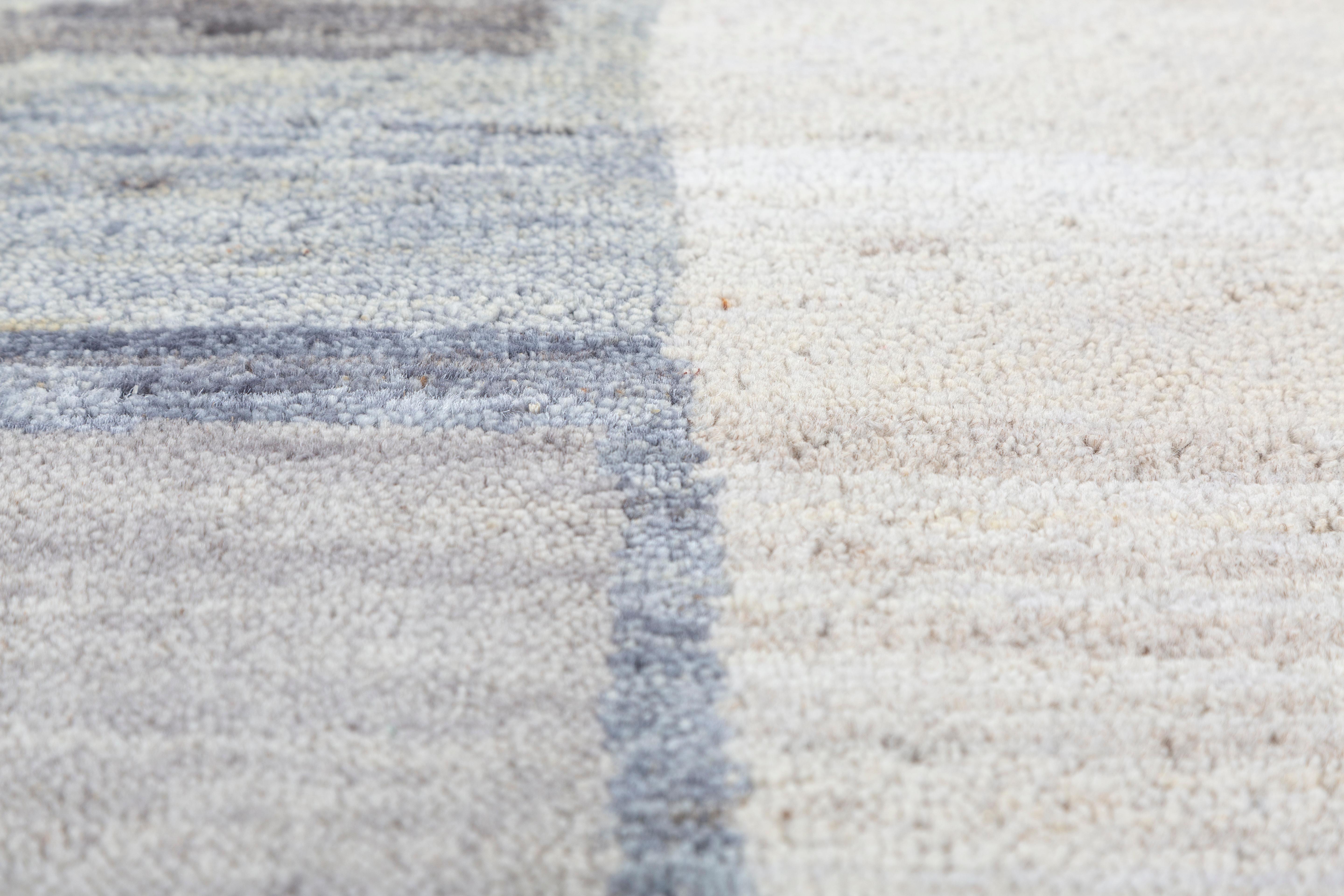 Jaipur Rugs La Collection Blythe, composée de tapis à poils courts et aux motifs organiques qui évoquent la fluidité et l'harmonie, allie habilement le charme de l'artisanat à la sophistication contemporaine. Sa palette de couleurs mêle des bruns