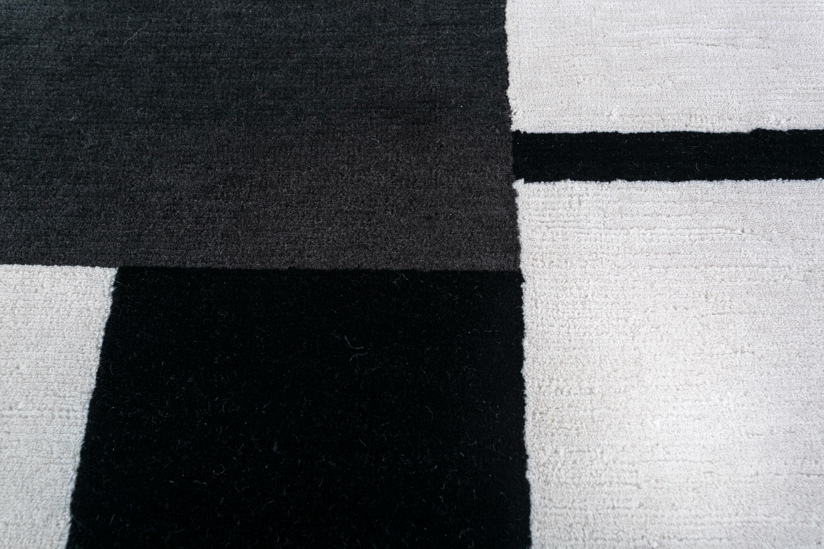 Jaipur Rugs La nostra idea di creare disegni che oscillano perennemente tra complessità e semplicità, tutto nella collezione Sthir indica uno stato di equilibrio e armonia. Dai disegni che disegnano il perfetto equilibrio tra i simboli e le loro