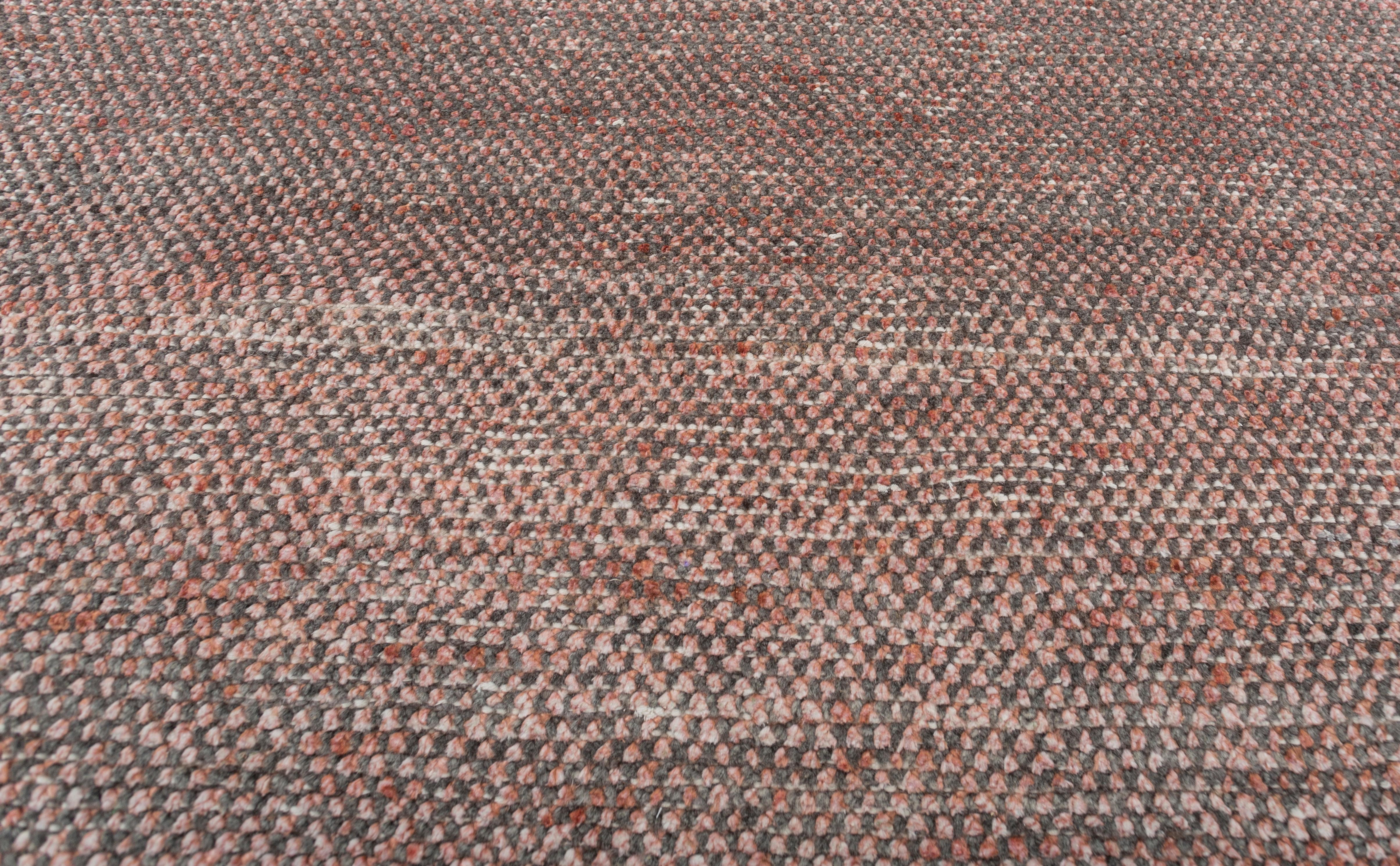 Jaipur Rugs I disegni di transizione della collezione Kairos conquisteranno gli occhi con gli immensi dettagli tessuti nei morbidi filati. Il viaggio della collezione inizia dall'intrigante punto dell'alba e viaggia attraverso la cadenza temporale