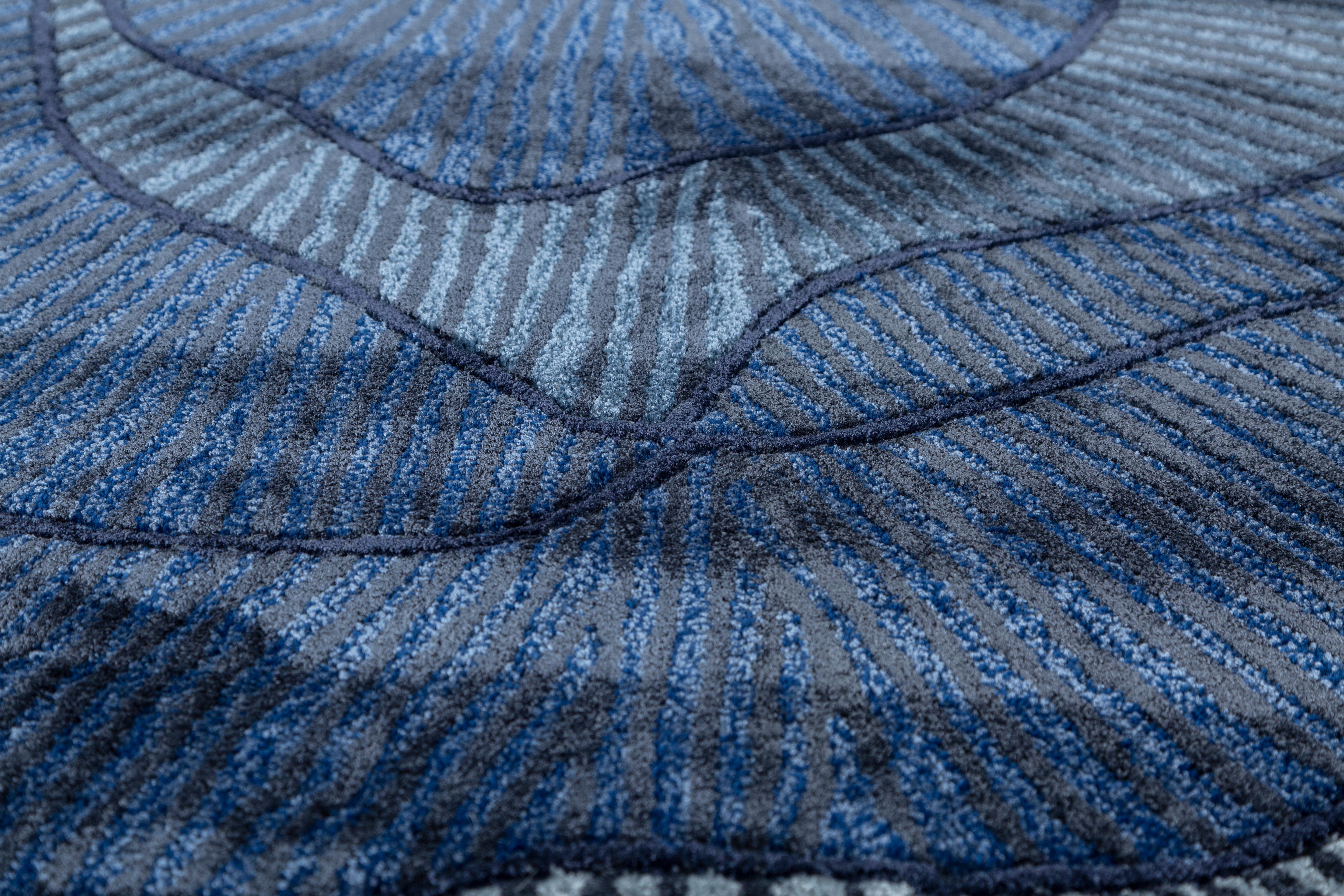 Jaipur Rugs Die Adrift Collection ist eine kühne Erkundung der Kontraste, bei der auffällige Schwarz-Weiß-Muster die Grundlage für jedes Stück bilden. Diese monochromen Elemente sorgen für eine starke, zeitlose Aussage, während kräftige Farbtupfer
