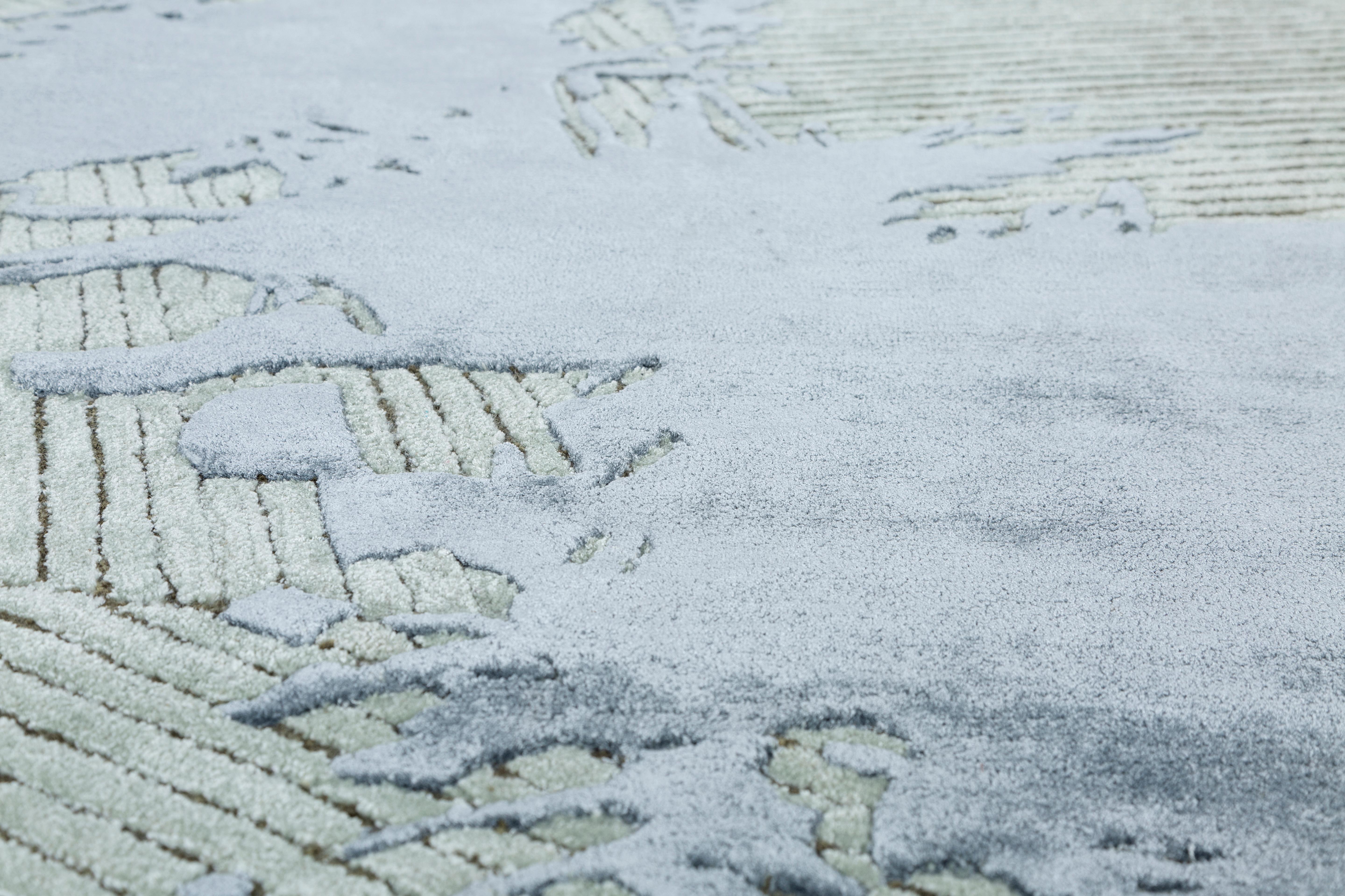 Jaipur Rugs Die Adrift Collection ist eine kühne Erkundung der Kontraste, bei der auffällige Schwarz-Weiß-Muster die Grundlage für jedes Stück bilden. Diese monochromen Elemente sorgen für eine starke, zeitlose Aussage, während kräftige Farbtupfer