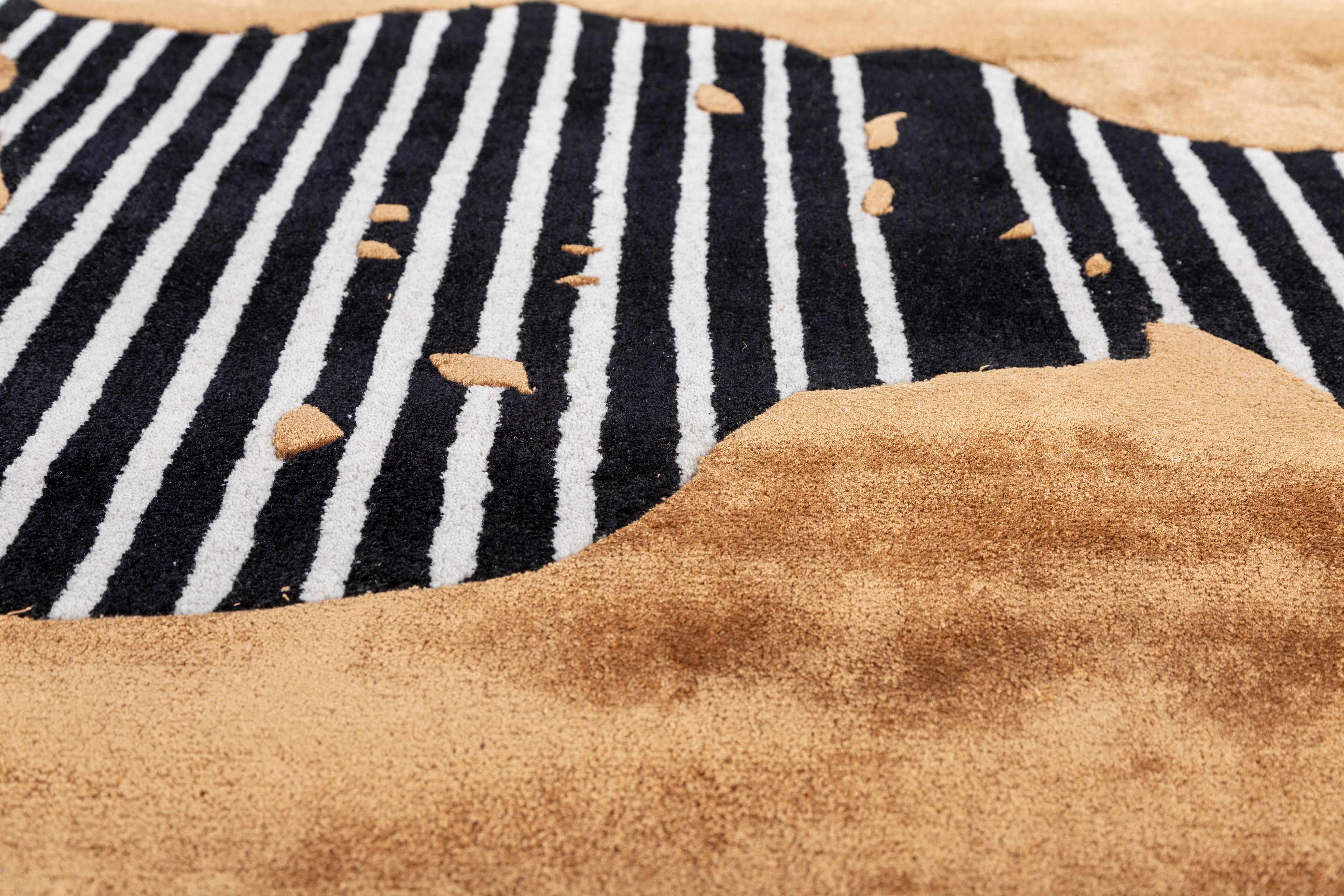 Jaipur Rugs La collezione Adrift è un'audace esplorazione dei contrasti, in cui i sorprendenti disegni in bianco e nero costituiscono la base di ogni pezzo. Questi elementi monocromatici creano una dichiarazione forte e senza tempo, mentre i vivaci