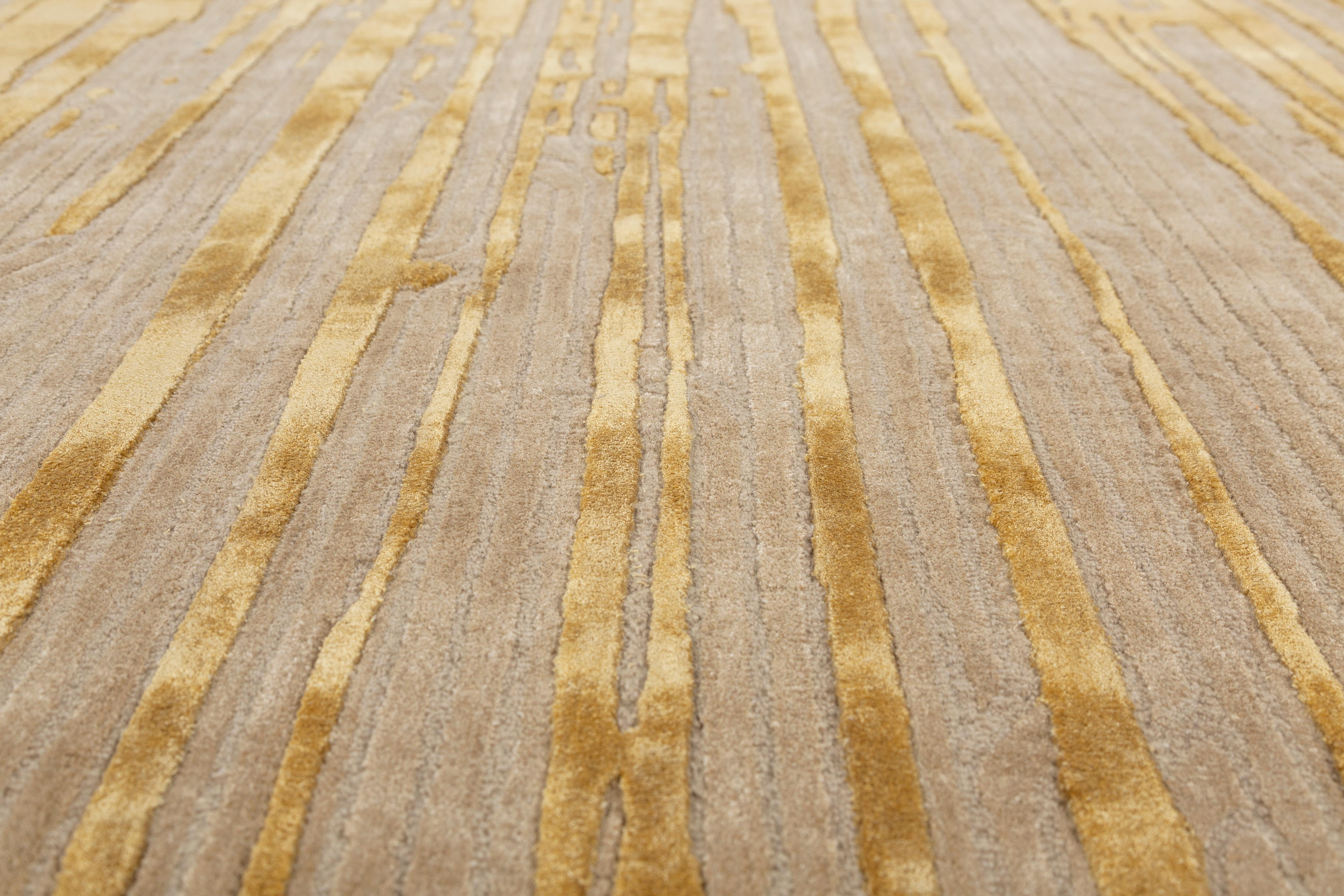 Jaipur Rugs Die Adrift Collection ist eine kühne Erkundung der Kontraste, bei der auffällige Schwarz-Weiß-Muster die Grundlage für jedes Stück bilden. Diese monochromen Elemente sorgen für eine starke, zeitlose Aussage, während kräftige Farbtupfer