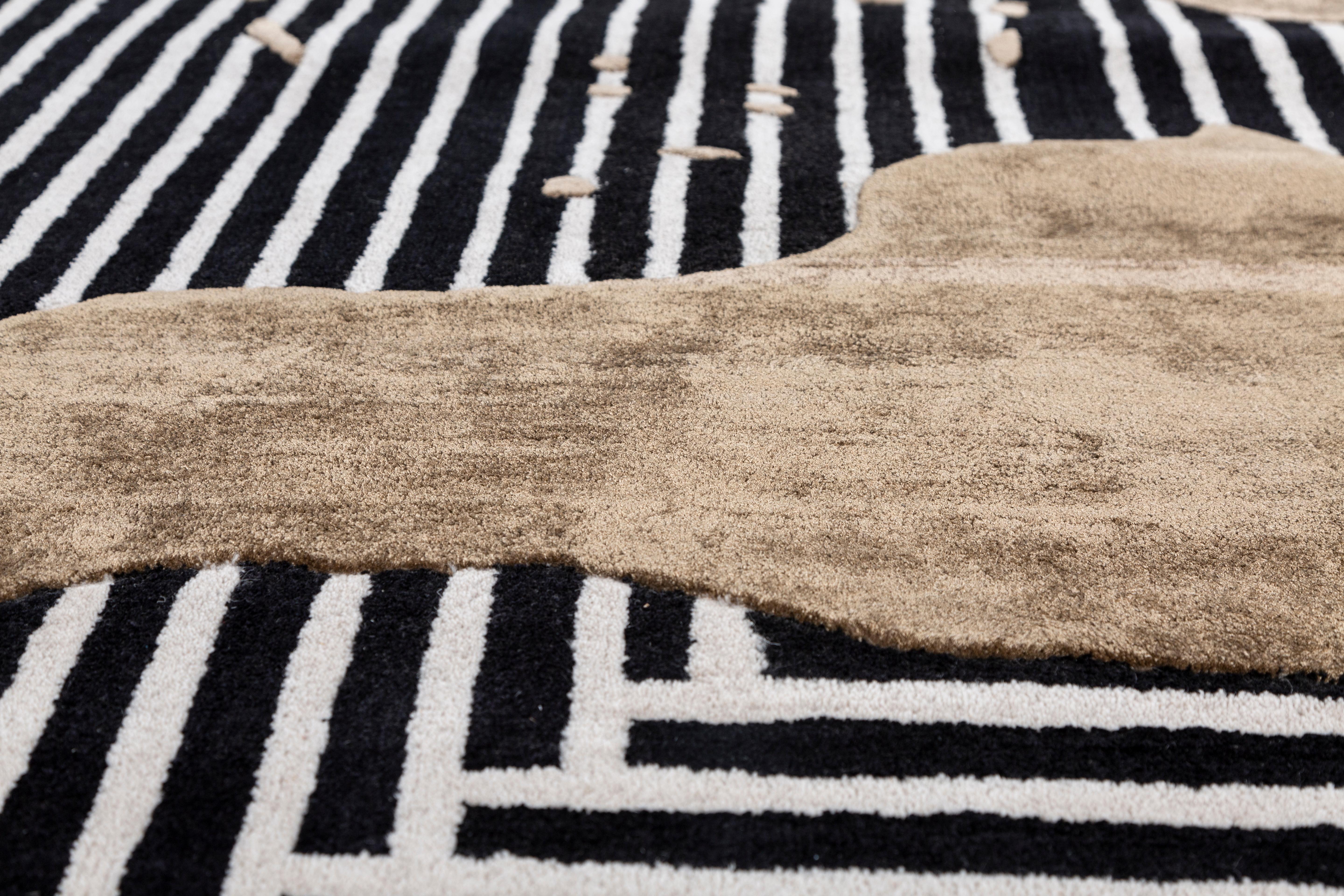 Jaipur Rugs La collezione Adrift è un'audace esplorazione dei contrasti, in cui i sorprendenti disegni in bianco e nero costituiscono la base di ogni pezzo. Questi elementi monocromatici creano una dichiarazione forte e senza tempo, mentre i vivaci