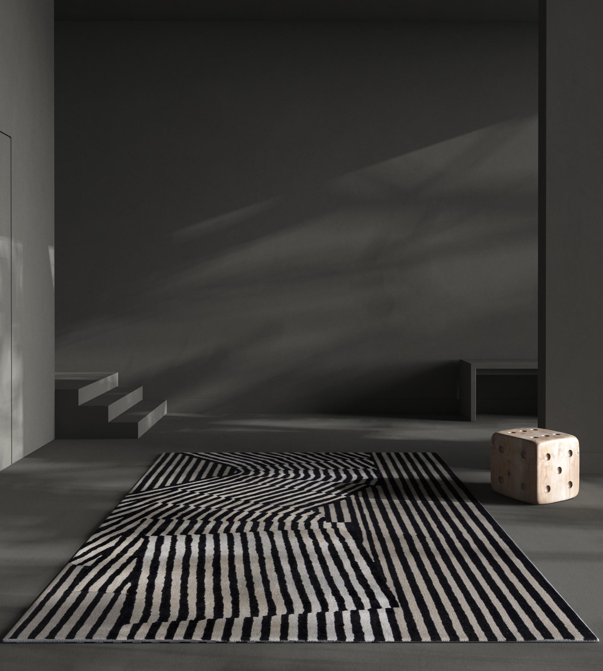 Jaipur Rugs Die Adrift Collection ist eine kühne Erkundung der Kontraste, bei der auffällige Schwarz-Weiß-Muster die Grundlage für jedes Stück bilden. Diese monochromen Elemente sorgen für eine starke, zeitlose Aussage, während kräftige Farbtupfer