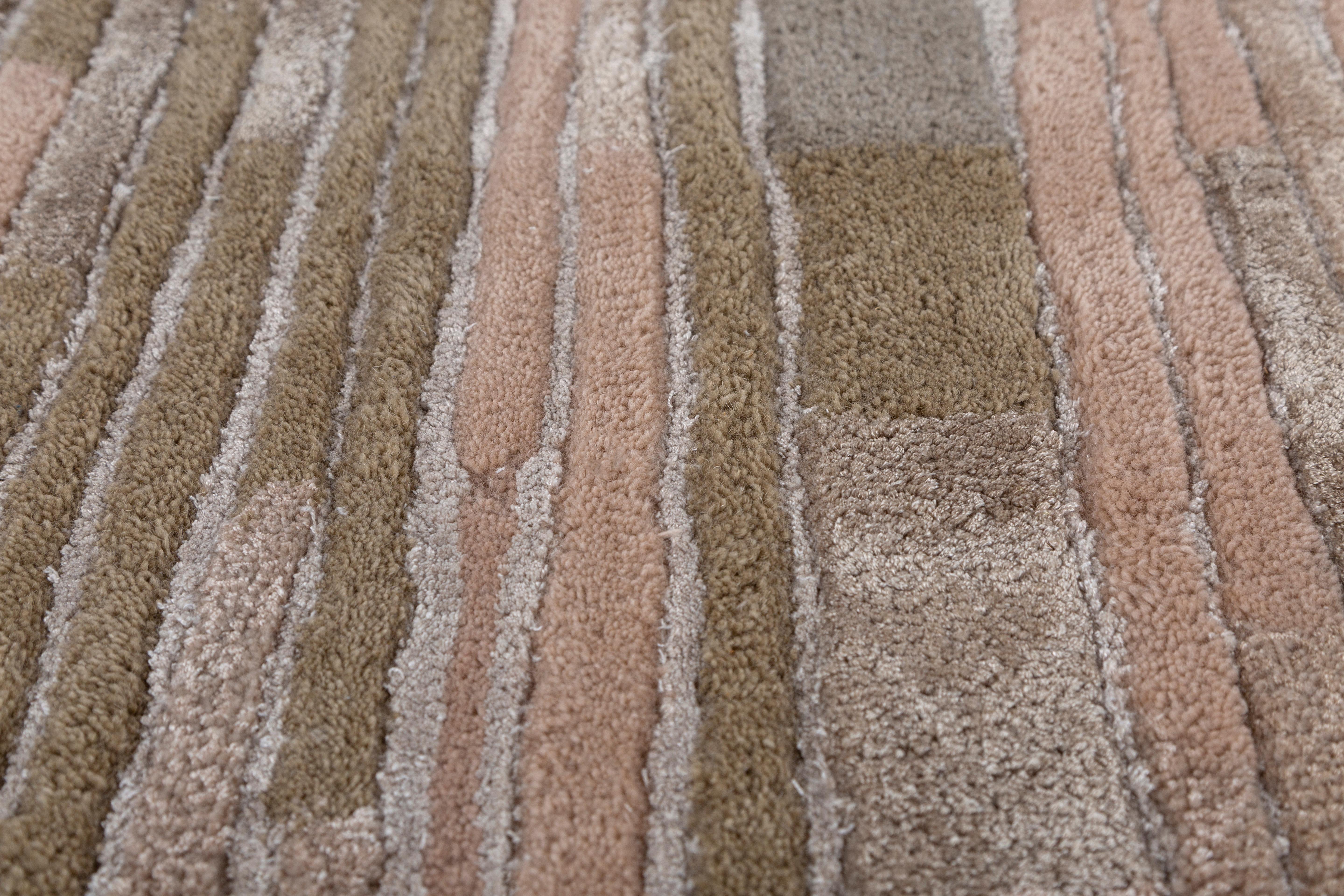 Jaipur Rugs Stellen Sie sich die Symmetrie der Art-Deco-Ära mit direktionalen Linien vor, die von einem prismatischen Farbspiel begleitet werden. Lucid präsentiert eine Kollektion handgetufteter Teppiche aus Wolle und Viskose, die sich angenehm