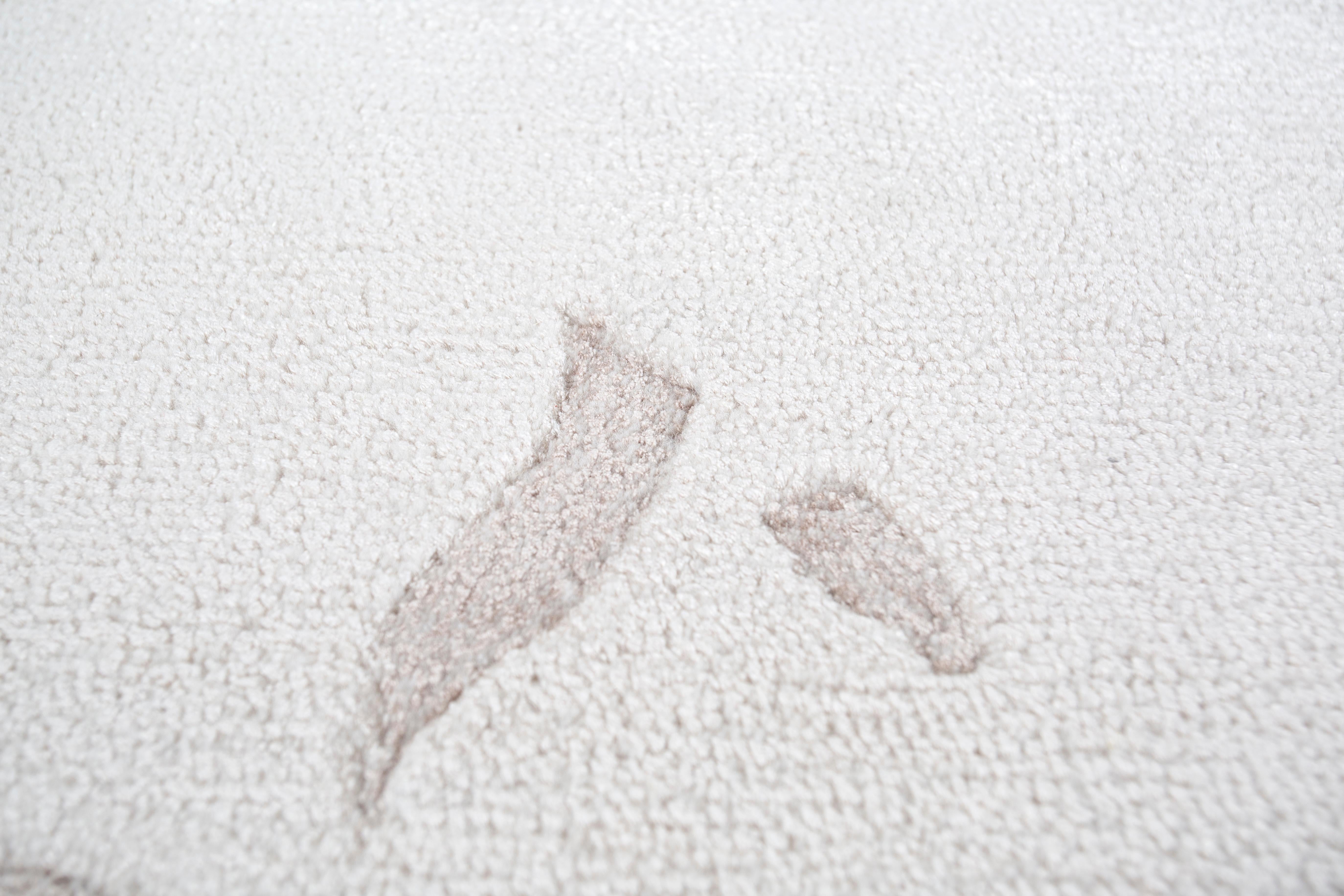 Jaipur Rugs Wie der Name schon sagt, bietet die White Noise Collection handgetuftete Teppiche mit unterbrechenden Linien, die ein Gefühl von geometrischem Fluss vermitteln. Die angedeuteten Details ermöglichen es dem Auge, eine Illusion zu bilden