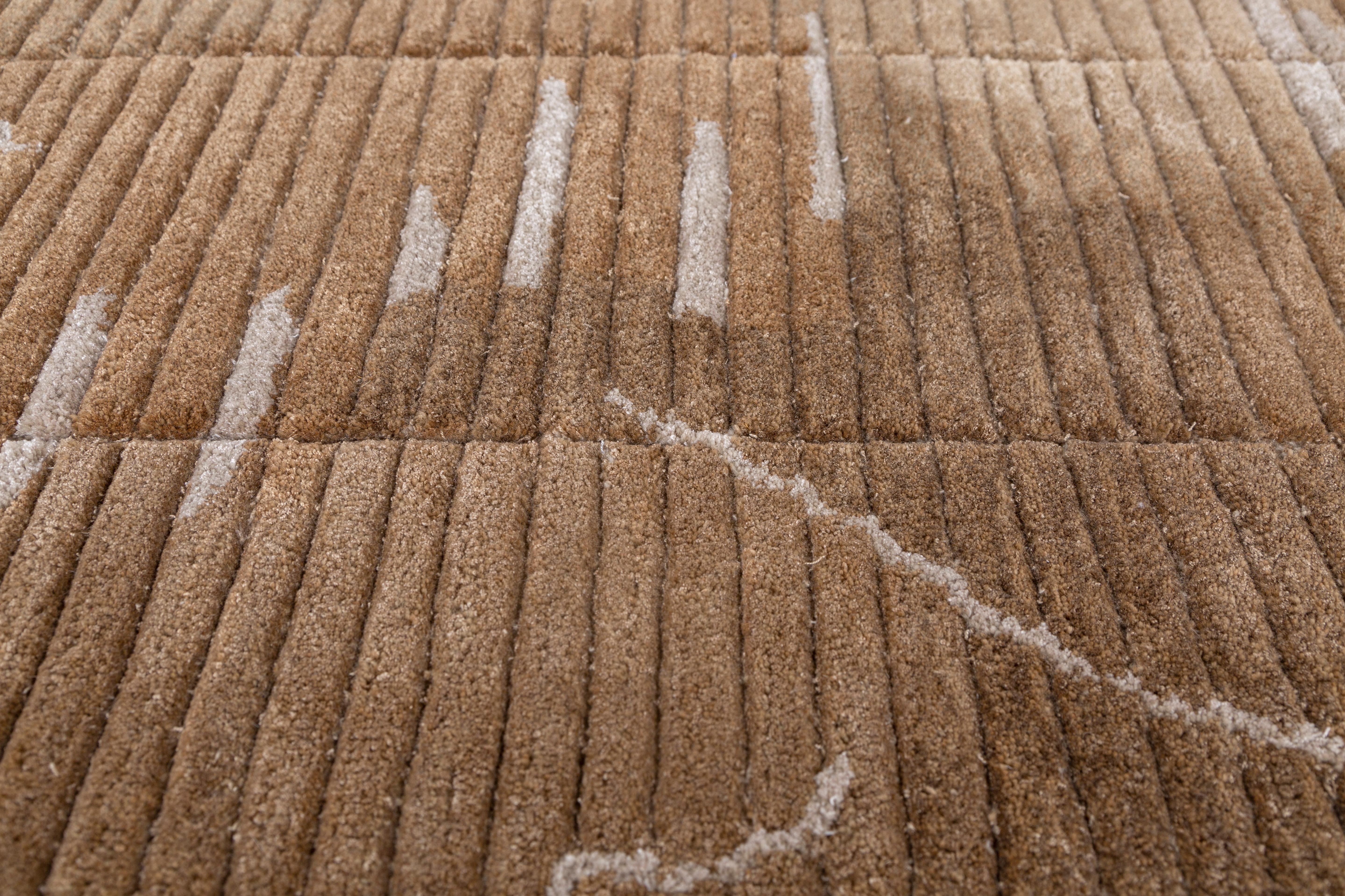 Jaipur Rugs Proprio come il suo nome, con una consistenza di continuità, la collezione white noise presenta tappeti trapuntati a mano con linee dirompenti che mostrano un senso di flusso geometrico. I dettagli suggeriti permettono all'occhio di