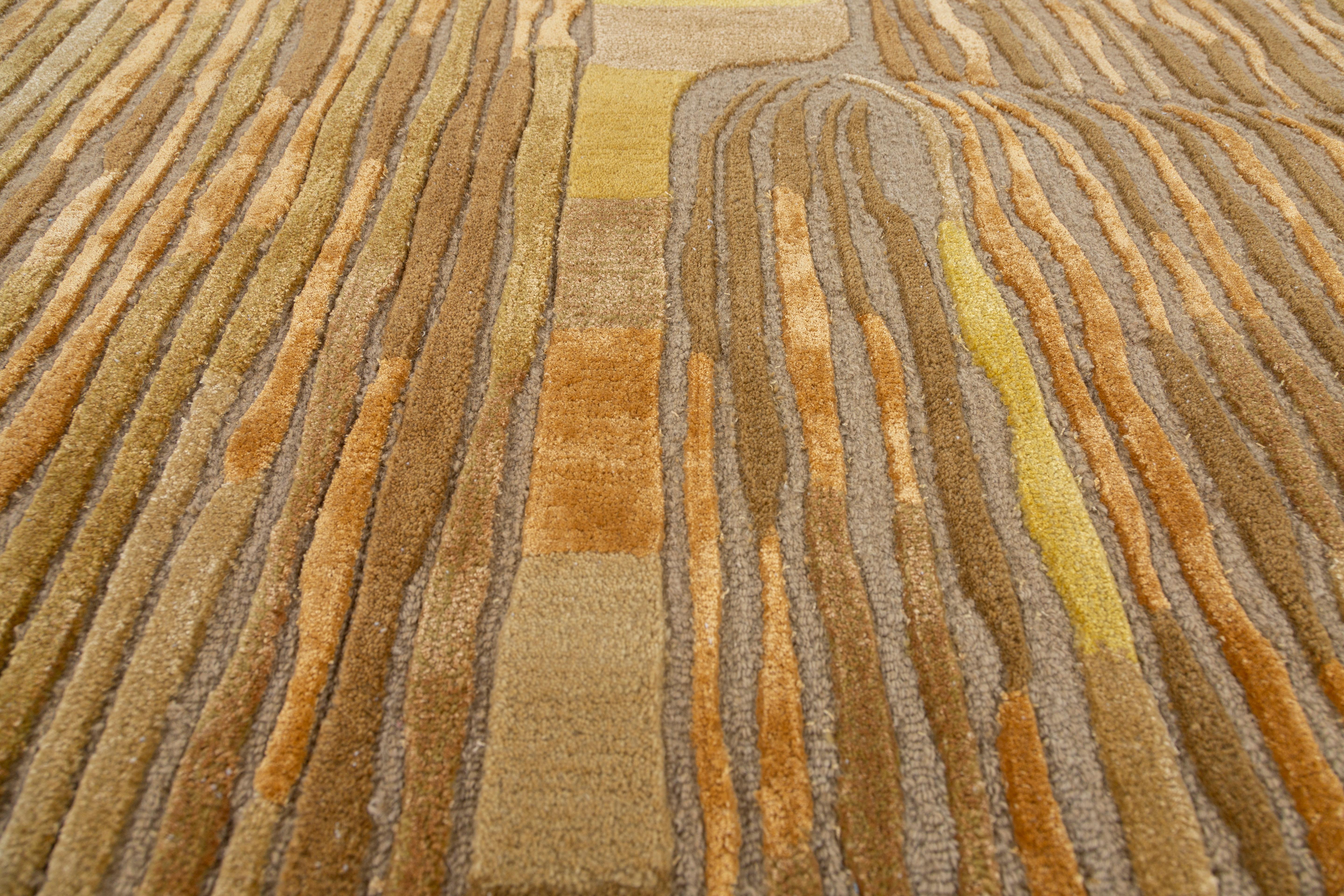 Jaipur Rugs Stellen Sie sich die Symmetrie der Art-Deco-Ära mit direktionalen Linien vor, die von einem prismatischen Farbspiel begleitet werden. Lucid präsentiert eine Kollektion handgetufteter Teppiche aus Wolle und Viskose, die sich angenehm