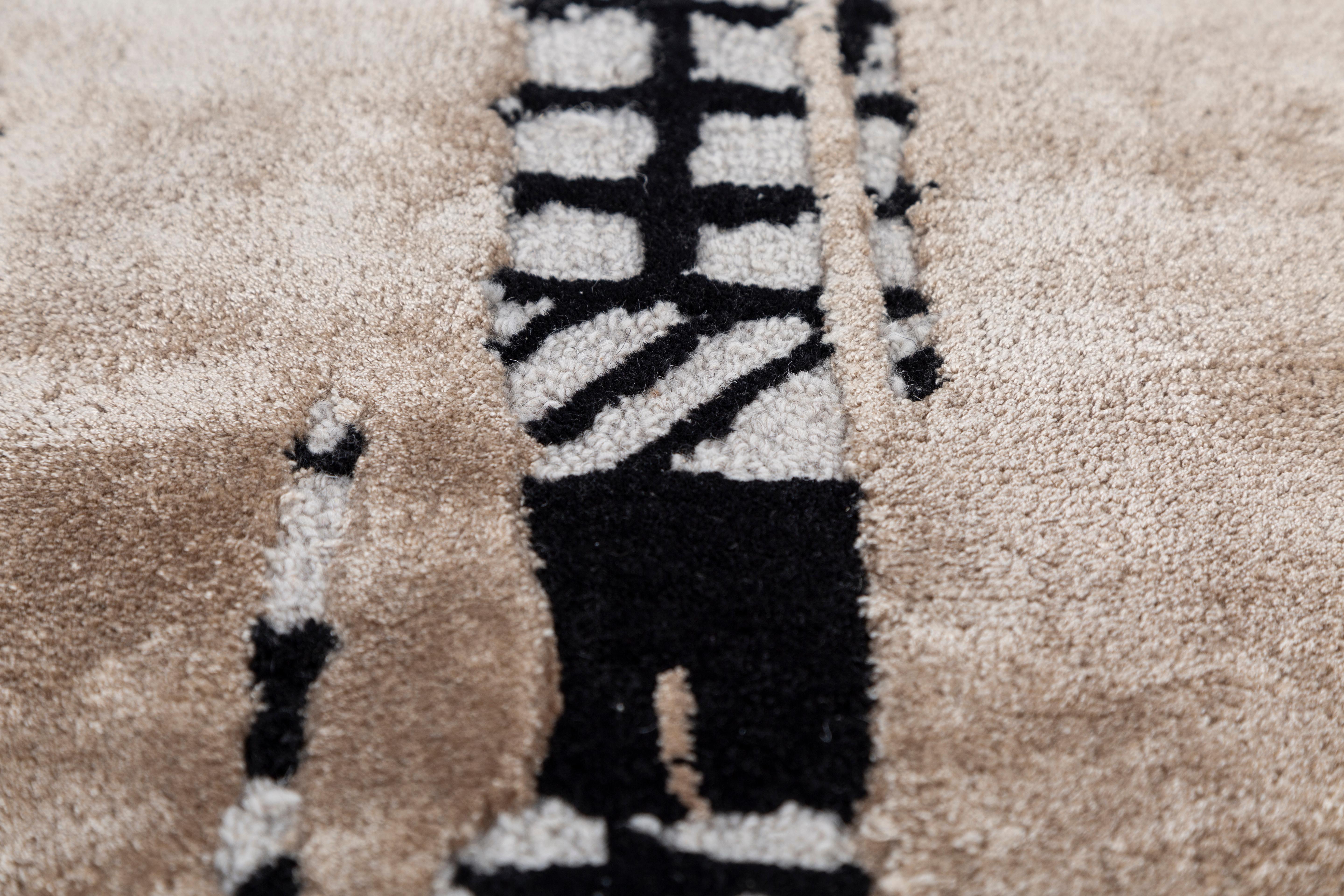 Jaipur Rugs Die Adrift Collection ist eine kühne Erkundung der Kontraste, bei der auffällige Schwarz-Weiß-Muster die Grundlage für jedes Stück bilden. Diese monochromen Elemente sorgen für eine starke, zeitlose Aussage, während kräftige Farbtupfer