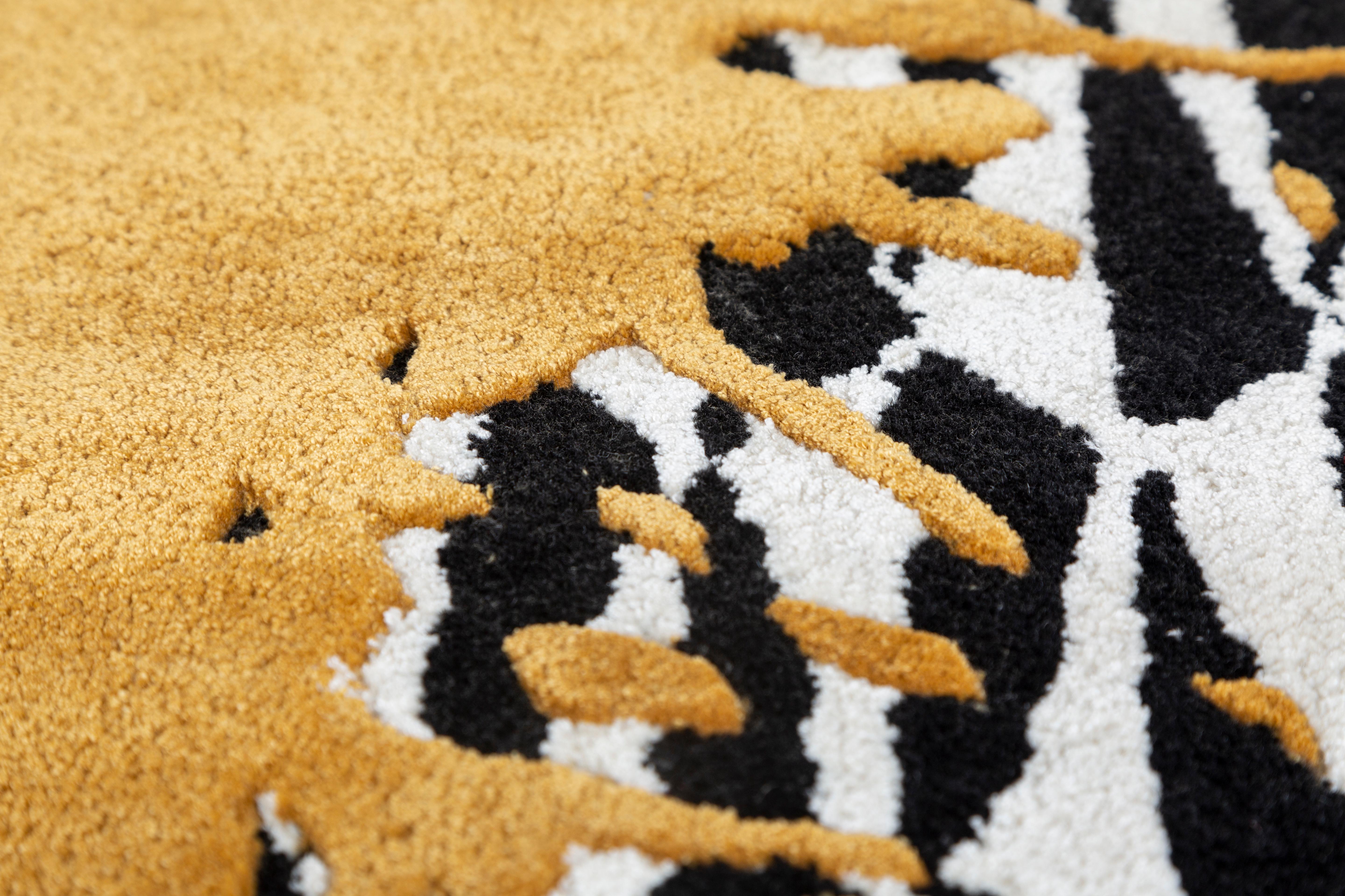 Jaipur Rugs Die Adrift Collection ist eine kühne Erkundung der Kontraste, bei der auffällige Schwarz-Weiß-Muster die Grundlage für jedes Stück bilden. Diese monochromen Elemente sorgen für eine starke, zeitlose Aussage, während kräftige Farbtupfer