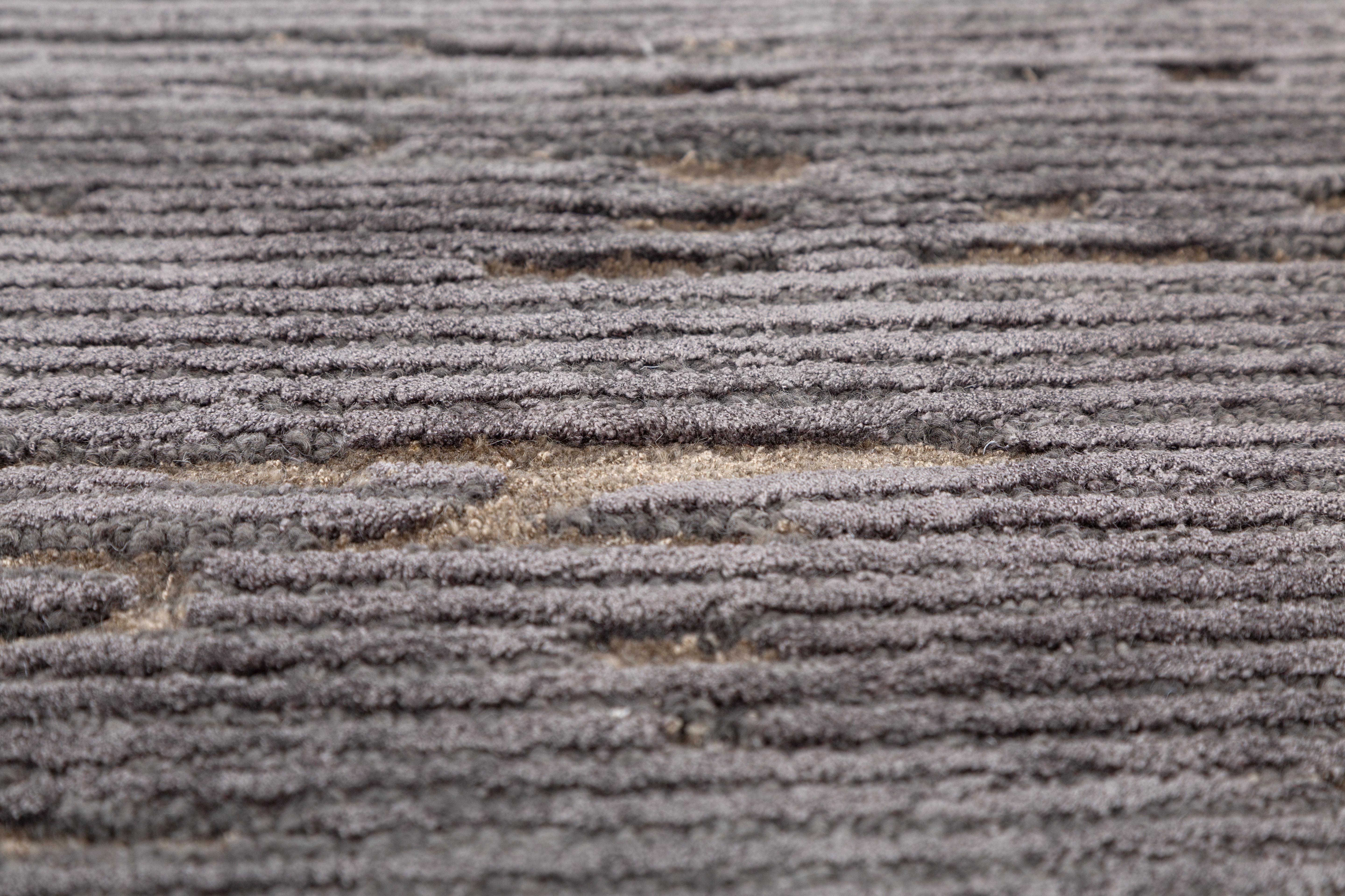 Jaipur Rugs Wie der Name schon sagt, bietet die White Noise Collection handgetuftete Teppiche mit unterbrechenden Linien, die ein Gefühl von geometrischem Fluss vermitteln. Die angedeuteten Details ermöglichen es dem Auge, eine Illusion zu bilden