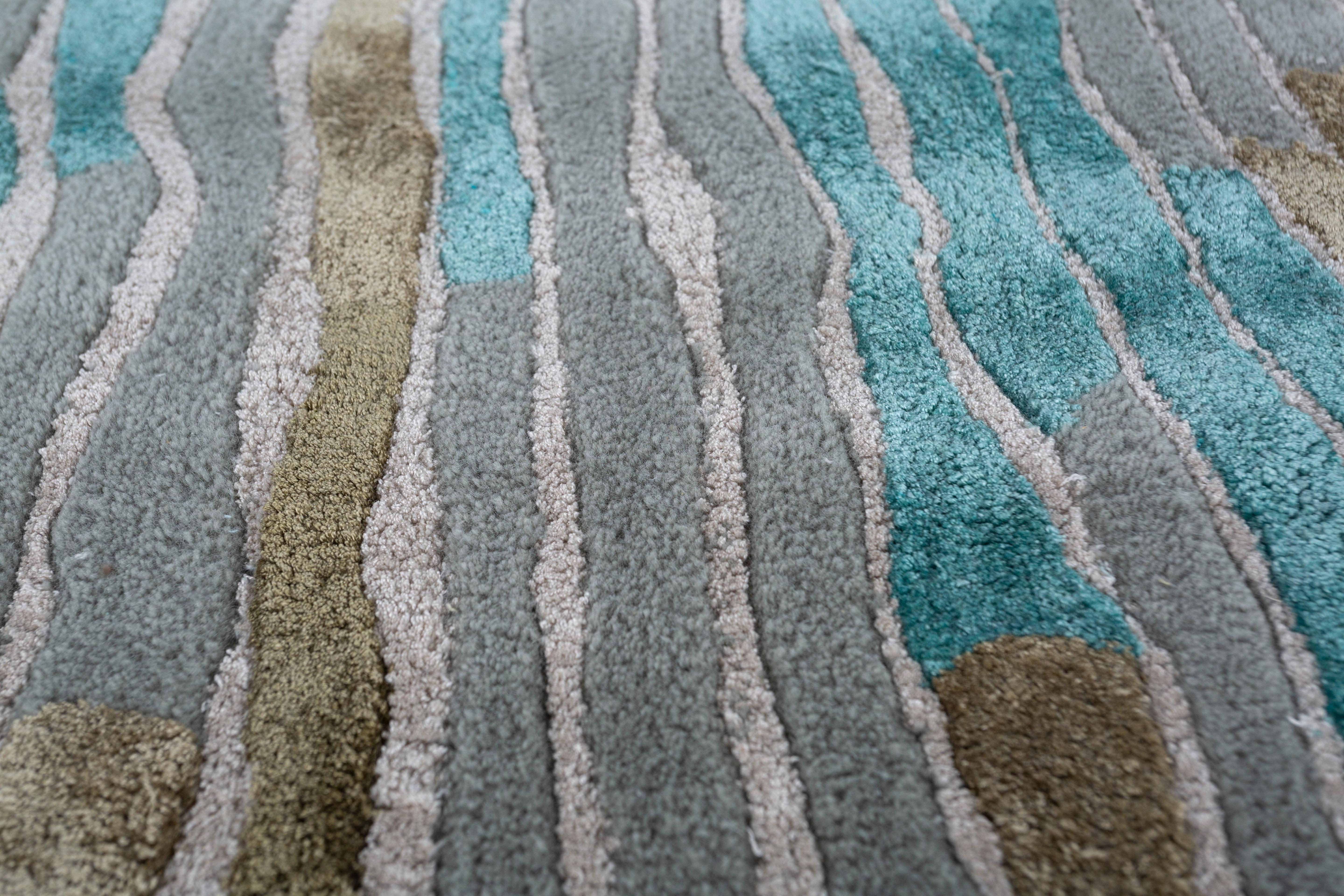 Jaipur Rugs Stellen Sie sich die Symmetrie der Art-Deco-Ära mit direktionalen Linien vor, die von einem prismatischen Farbspiel begleitet werden. Lucid präsentiert eine Kollektion handgetufteter Teppiche aus Wolle und Viskose, die sich angenehm