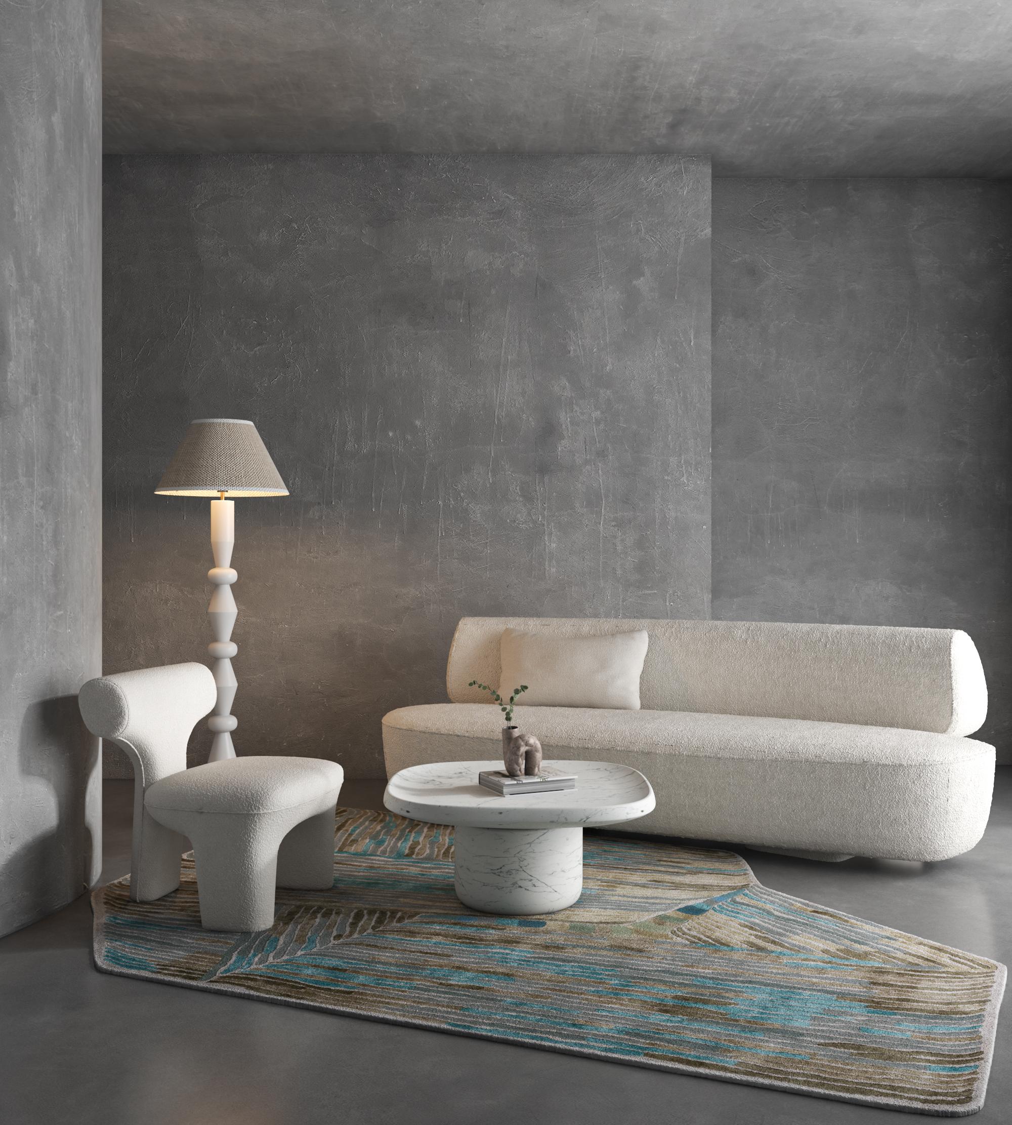 Jaipur Rugs Stellen Sie sich die Symmetrie der Art-Deco-Ära mit direktionalen Linien vor, die von einem prismatischen Farbspiel begleitet werden. Lucid präsentiert eine Kollektion handgetufteter Teppiche aus Wolle und Viskose, die sich angenehm