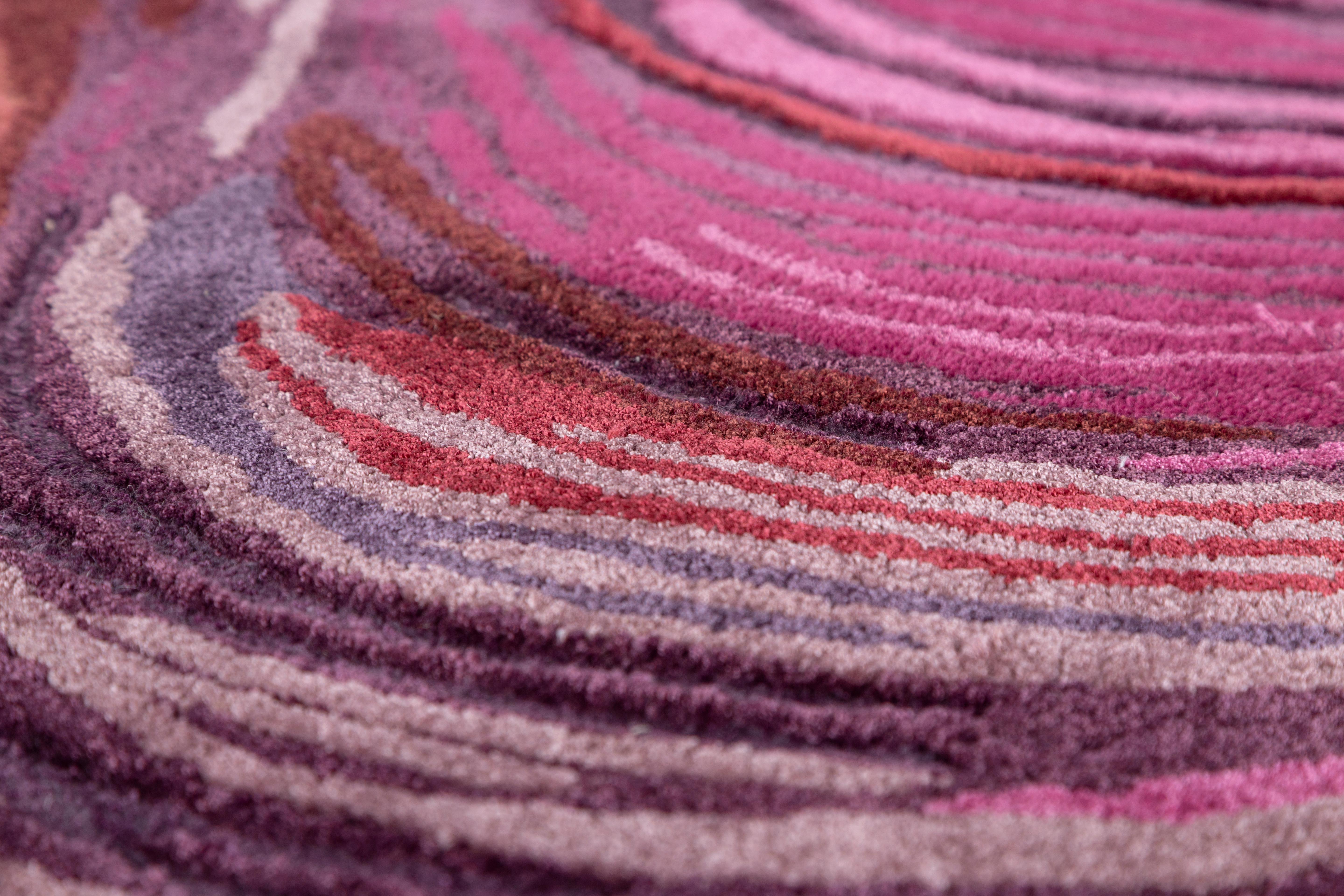 Jaipur Rugs Stellen Sie sich die Symmetrie der Art-Deco-Ära mit direktionalen Linien vor, die von einem prismatischen Farbspiel begleitet werden. Lucid präsentiert eine Kollektion handgetufteter Teppiche aus Wolle und Viskose, die sich angenehm