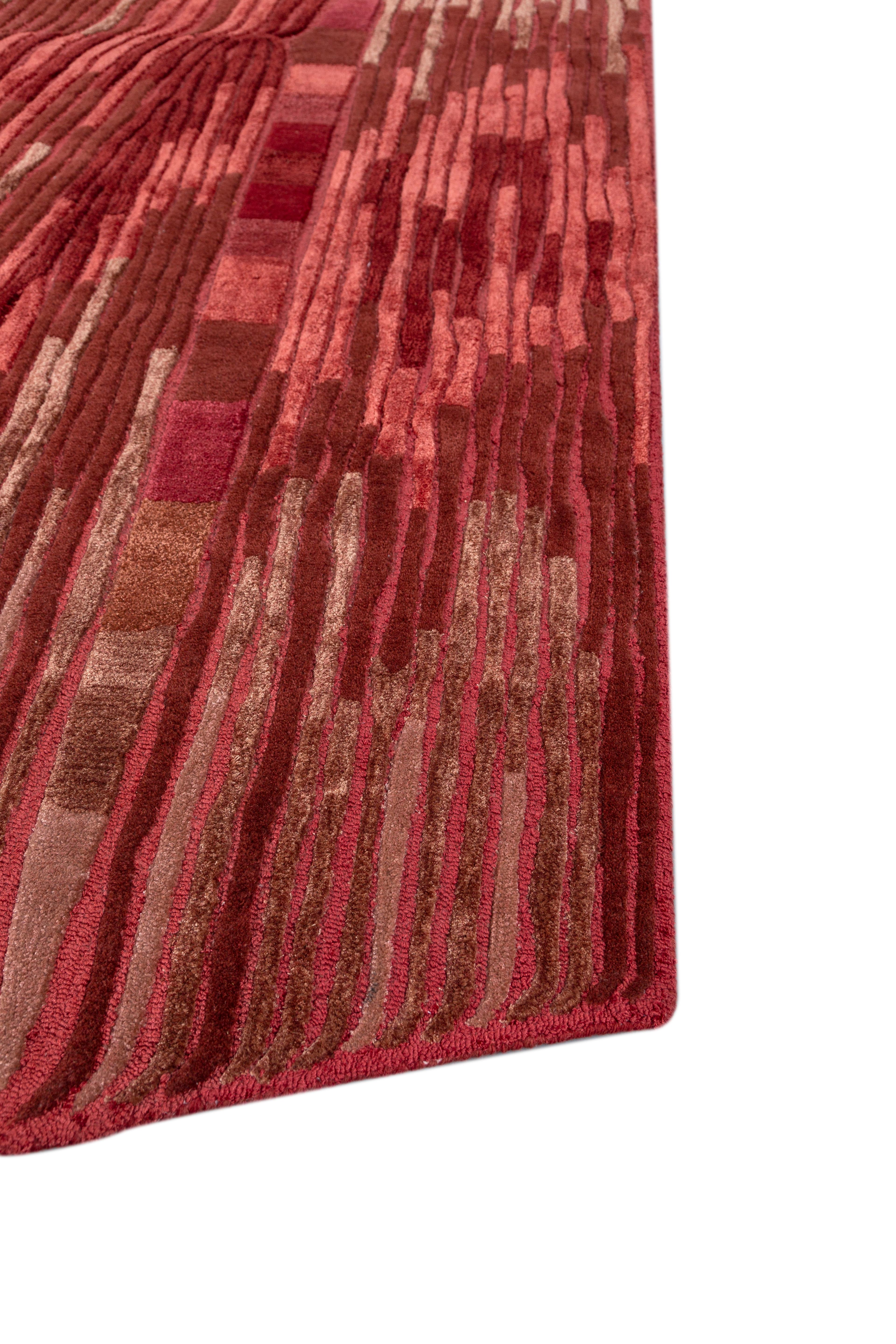 Jaipur Rugs Stellen Sie sich die Symmetrie der Art-Deco-Ära mit direktionalen Linien vor, die von einem prismatischen Farbspiel begleitet werden. Lucid präsentiert eine Kollektion handgetufteter Teppiche aus Wolle und Viskose, die sich angenehm