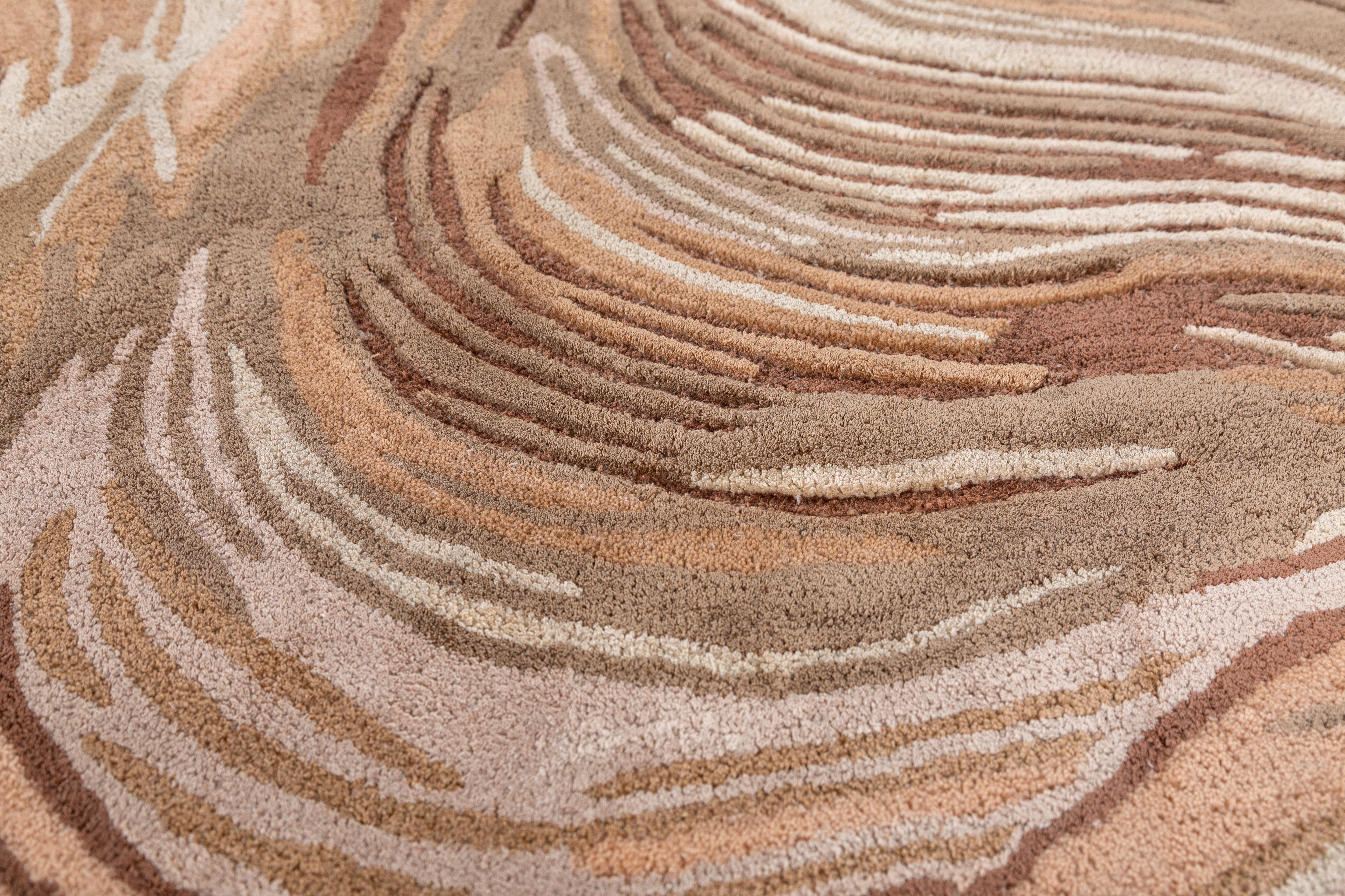 Jaipur Rugs Stellen Sie sich die Symmetrie der Art-Deco-Ära mit direktionalen Linien vor, die von einem prismatischen Farbspiel begleitet werden. Lucid präsentiert eine Kollektion handgetufteter Teppiche aus Wolle und Viskose, die sich angenehm