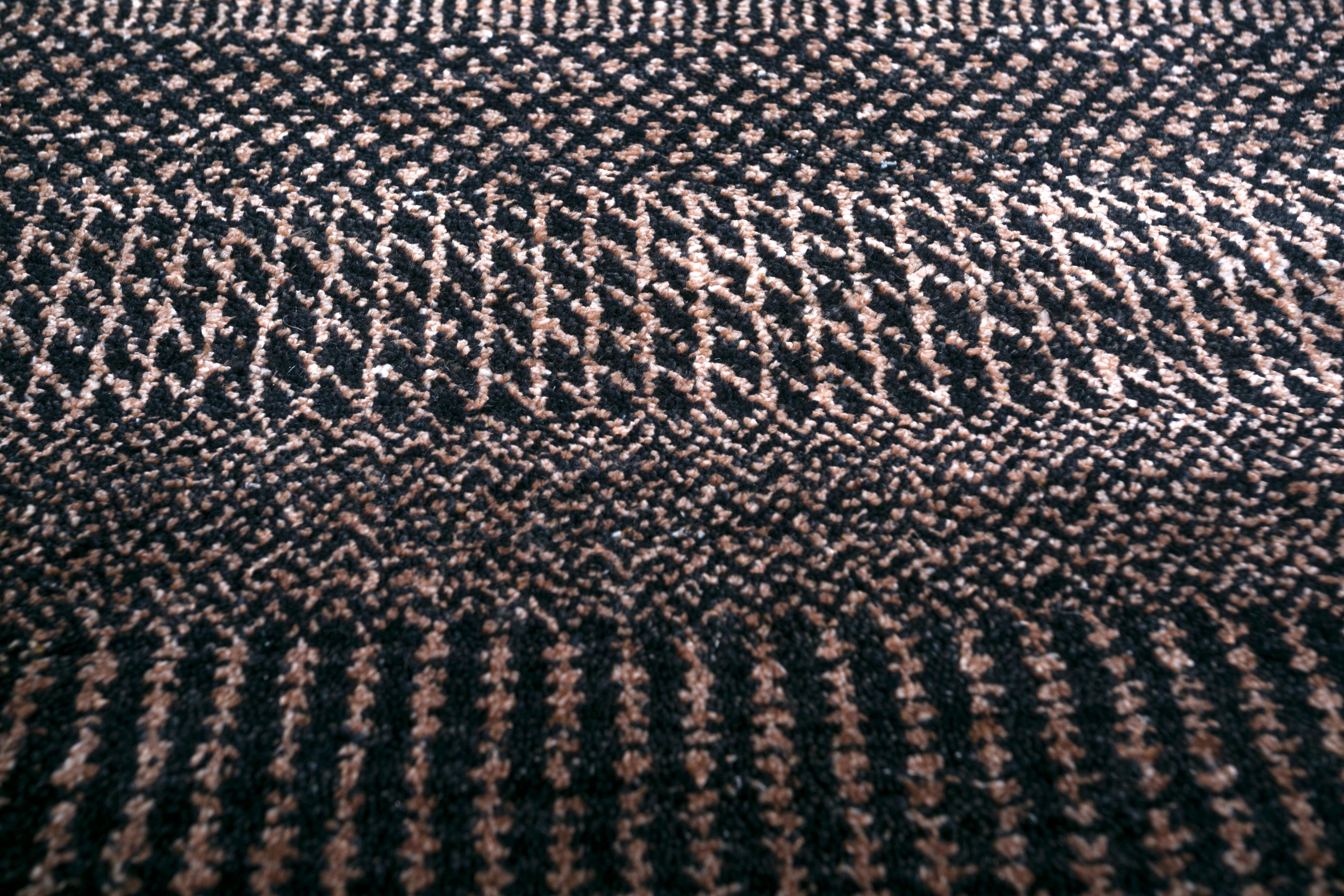 Jaipur Rugs Die Übergangsdesigns der Kairos Kollektion bestechen durch die immensen Details, die in die weichen Garne eingewebt sind. Die Reise der Kollektion beginnt am faszinierenden Punkt der Morgendämmerung und führt durch die zeitliche Kadenz
