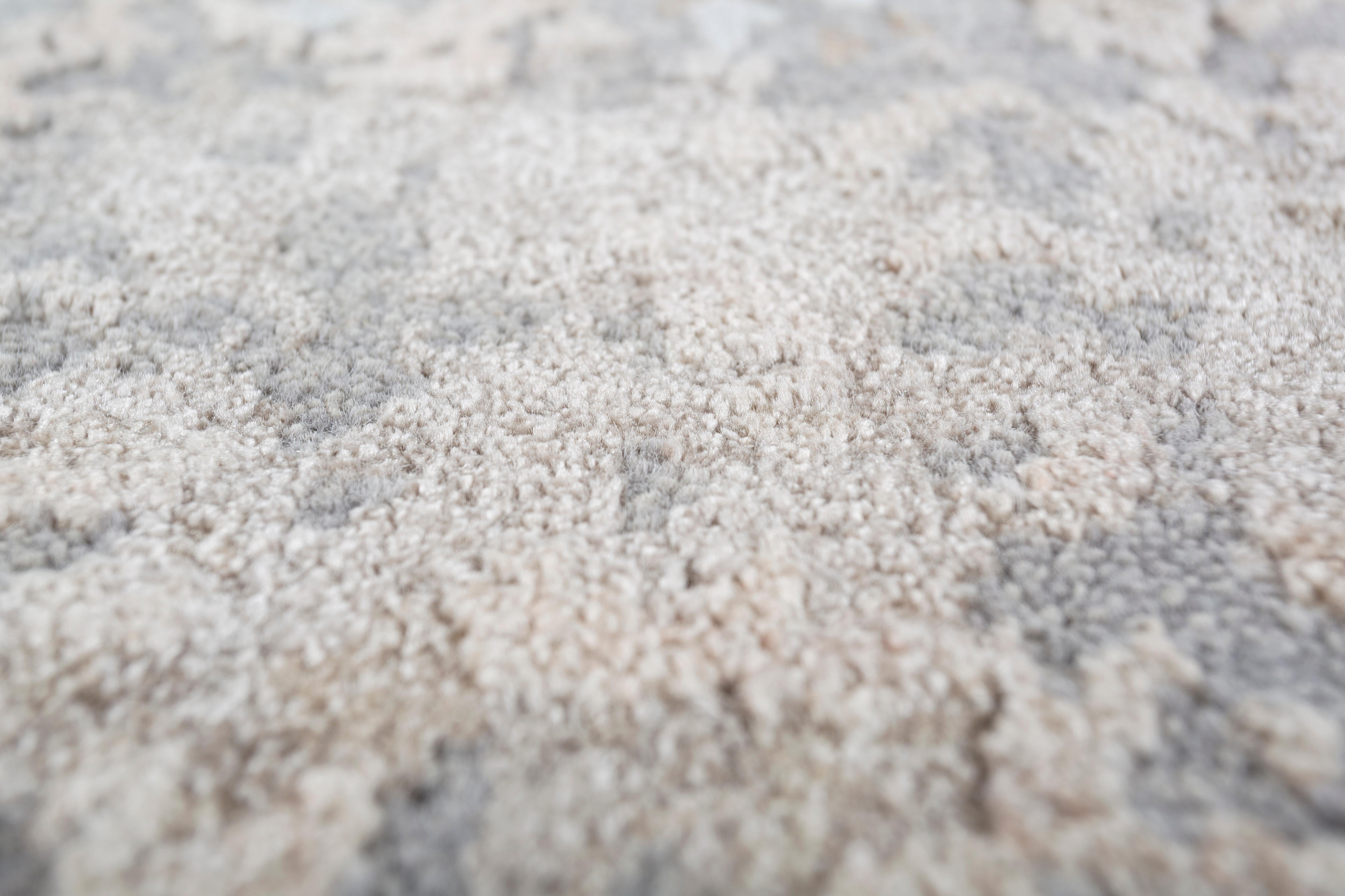 Alfombras Jaipur Explora diseños modernos para un espacio contemporáneo con la opulenta colección Uvenuti. Uvenuti, una colección de texturas de malla y diseños abstractos, teje una atmósfera tranquila con azules de tendencia, grises saturados y