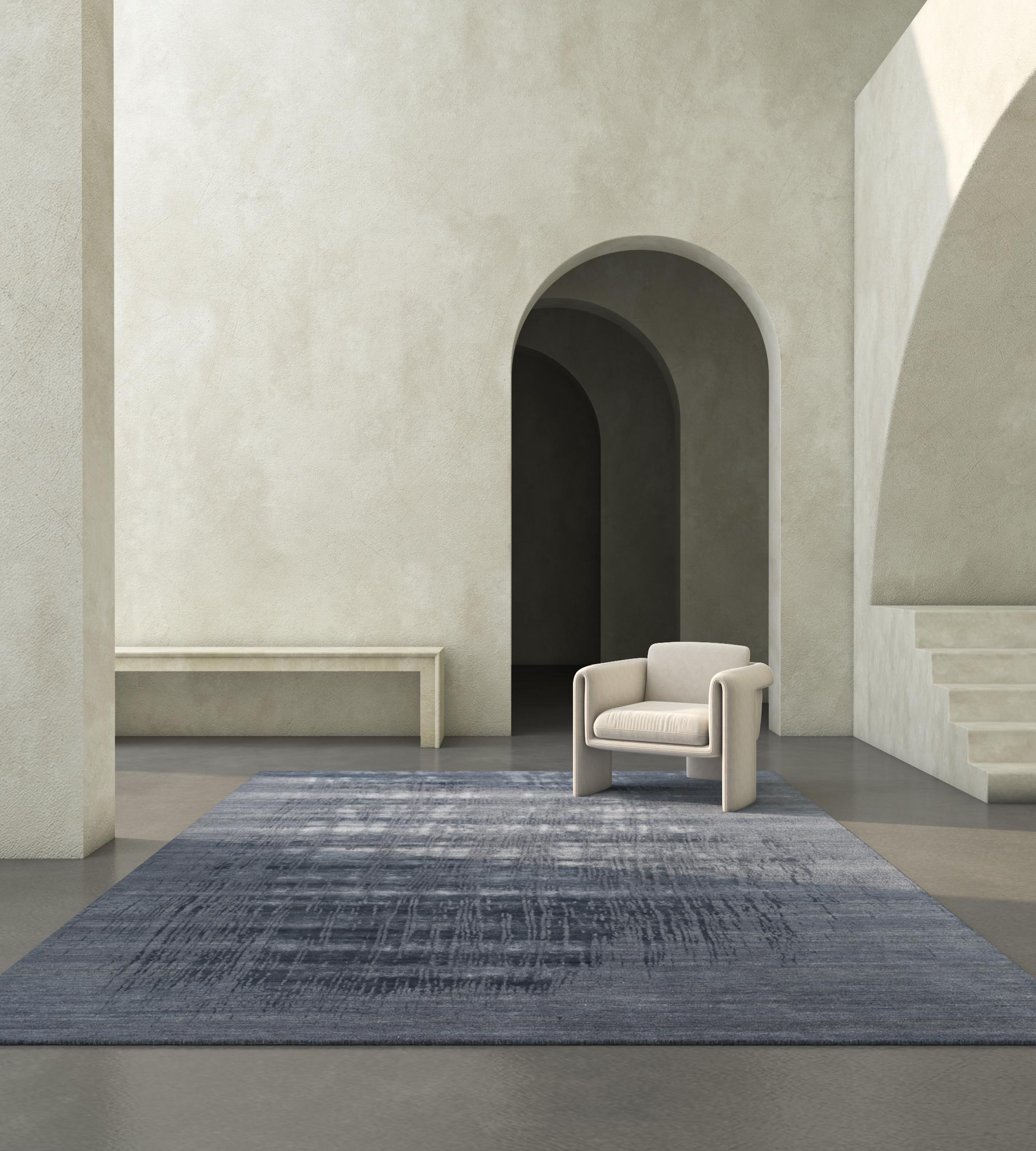 Ein Meisterwerk der persischen Knüpfkunst aus feinster handgekämmter, handgesponnener Wolle und Bambusseide! Die verlorene Übersetzung der Designsprache zwischen Hand und Maschine führt zu diesem hypnotisierenden Wandteppich. Der handgeknüpfte