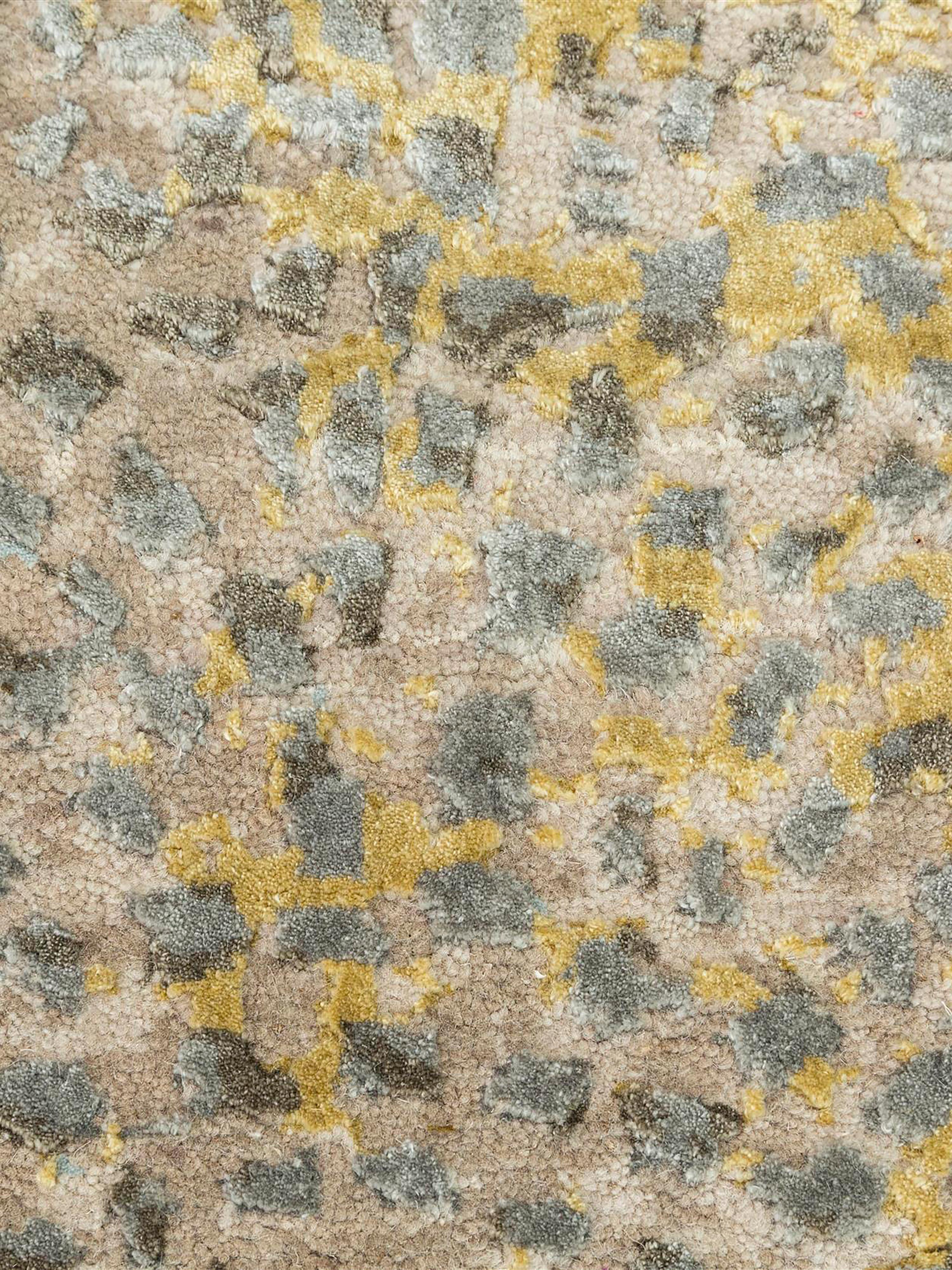 La collezione Hidden si ispira alla bellezza inosservata di esperienze e processi in fase di sviluppo e ancora in movimento. Il mistero di non conoscere l'esito e il risultato è ciò che domina ogni modello e rappresentazione artistica di questa