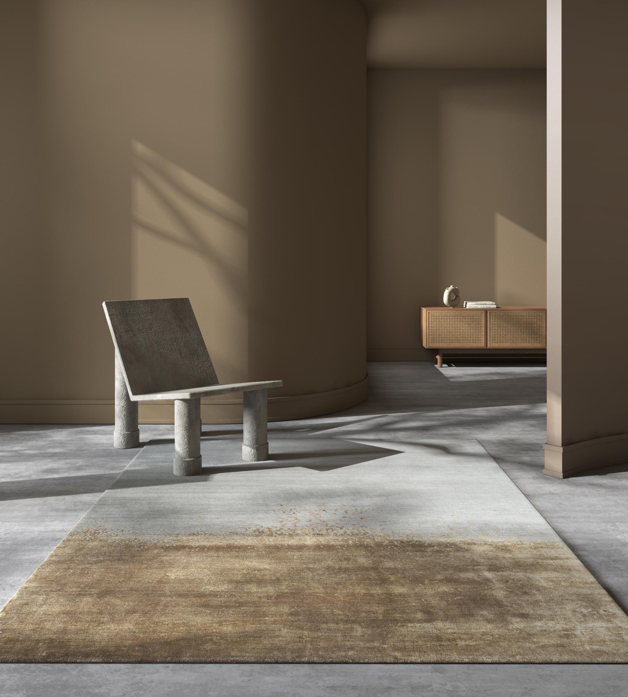 Eleganza senza tempo per questo tappeto annodato a mano che dipinge una tela di serenità e riflessione. Il fondo in legno di frassino e il bordo in miele evocano una tavolozza di tranquillità della natura. Questo capolavoro moderno invita a un