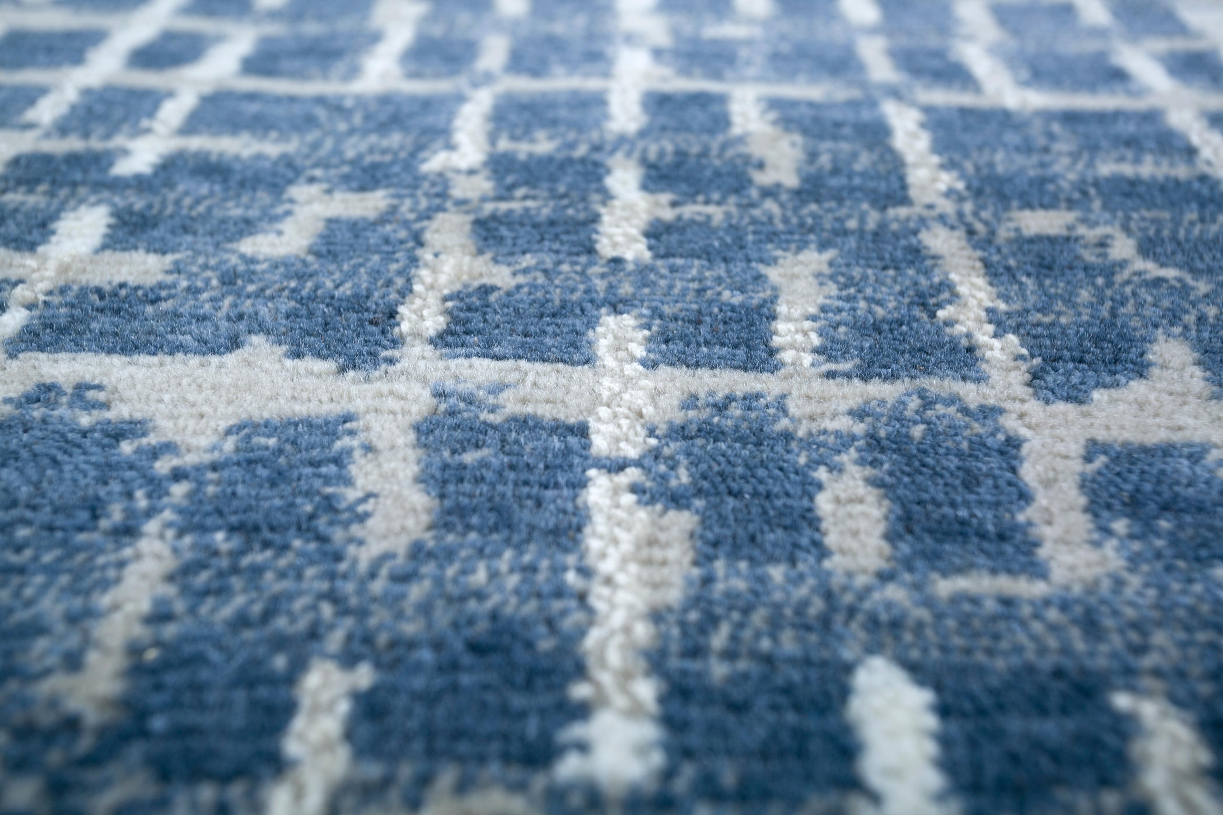 Jaipur Rugs Esplora i design moderni per uno spazio contemporaneo con l'opulenta collezione Uvenuti. Una collezione di trame a rete e disegni astratti, Uvenuti intreccia un'atmosfera tranquilla con blu di tendenza, grigi saturi e tonalità di bianco