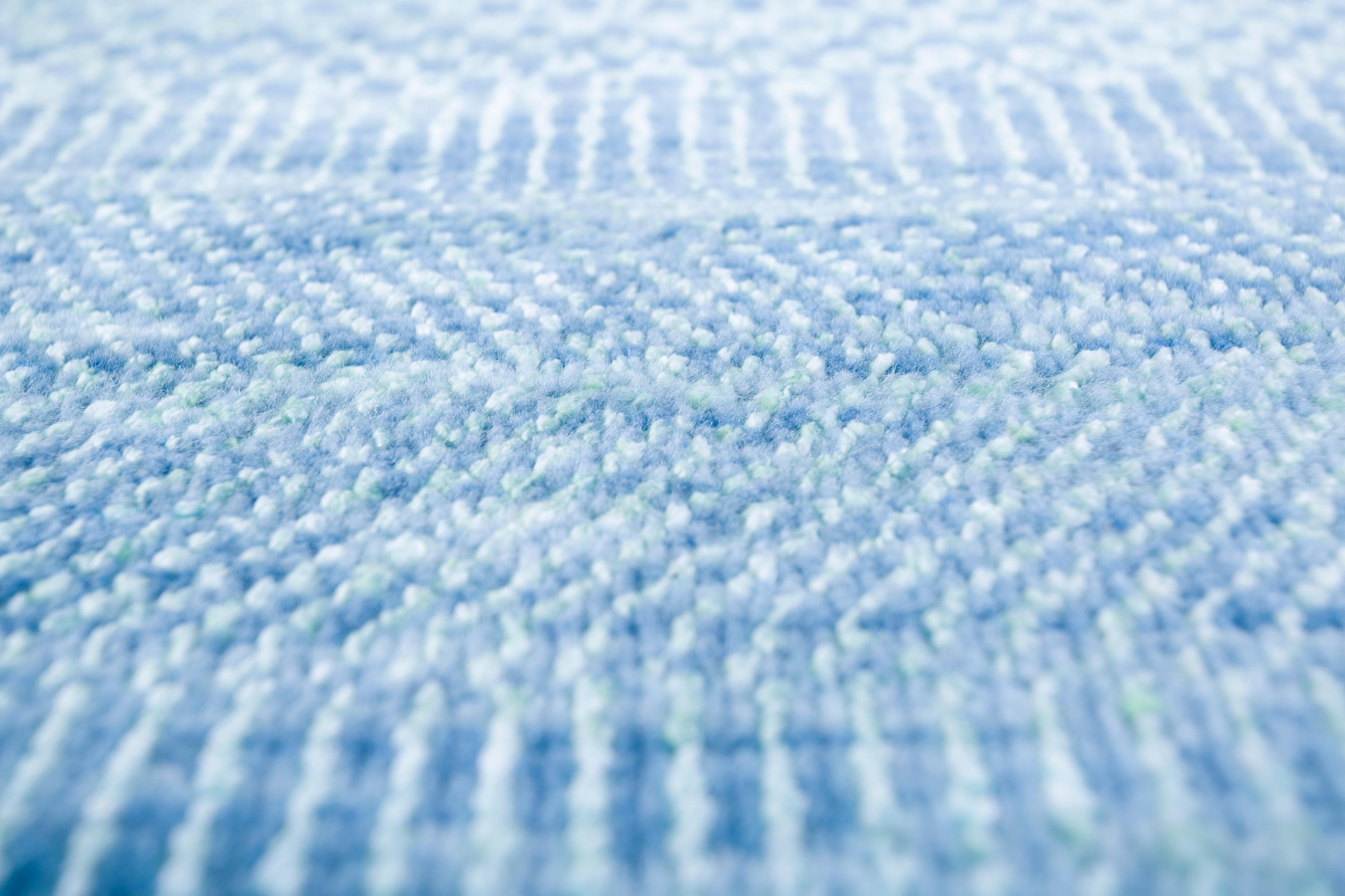 Jaipur Rugs Die Übergangsdesigns der Kairos Kollektion bestechen durch die immensen Details, die in die weichen Garne eingewebt sind. Die Reise der Kollektion beginnt am faszinierenden Punkt der Morgendämmerung und führt durch die zeitliche Kadenz