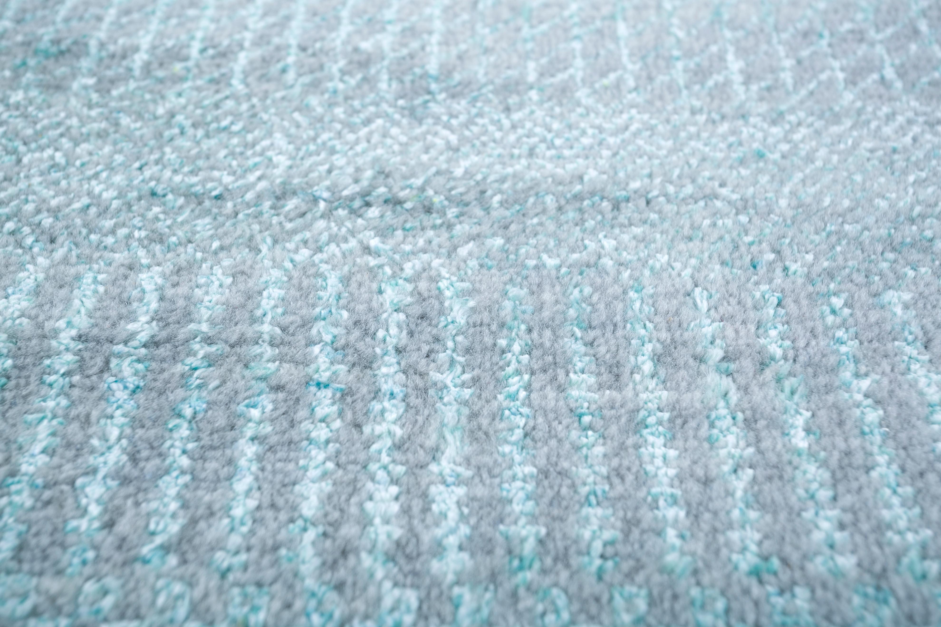 Jaipur Rugs Les designs transitionnels de la collection Kairos captiveront les yeux avec les immenses détails tissés dans les fils doux. Le voyage de la Collectional commence au point intriguant de l'aube et traverse la cadence temporelle du