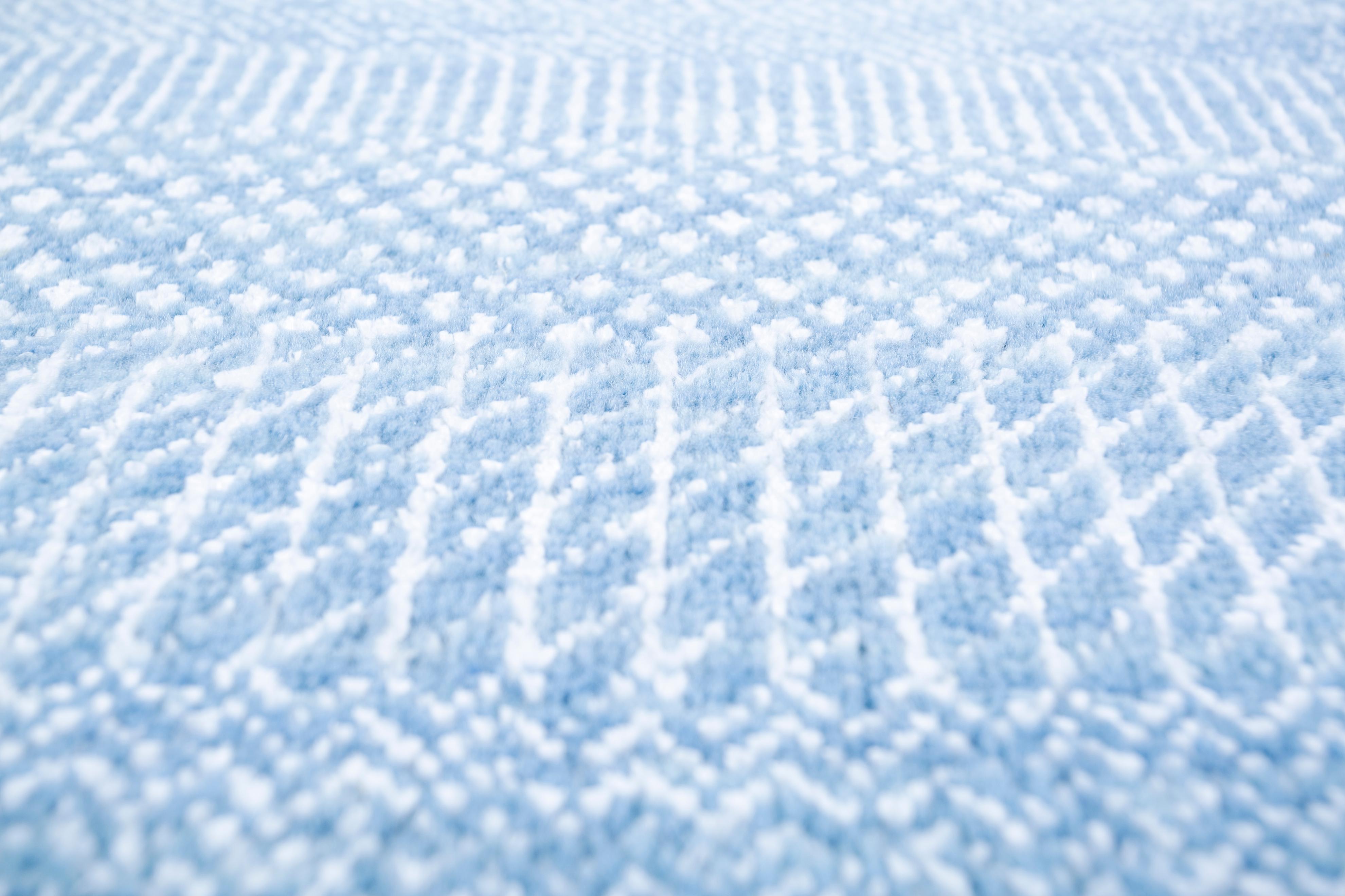 Jaipur Rugs Die Übergangsdesigns der Kairos Kollektion bestechen durch die immensen Details, die in die weichen Garne eingewebt sind. Die Reise der Kollektion beginnt am faszinierenden Punkt der Morgendämmerung und führt durch die zeitliche Kadenz