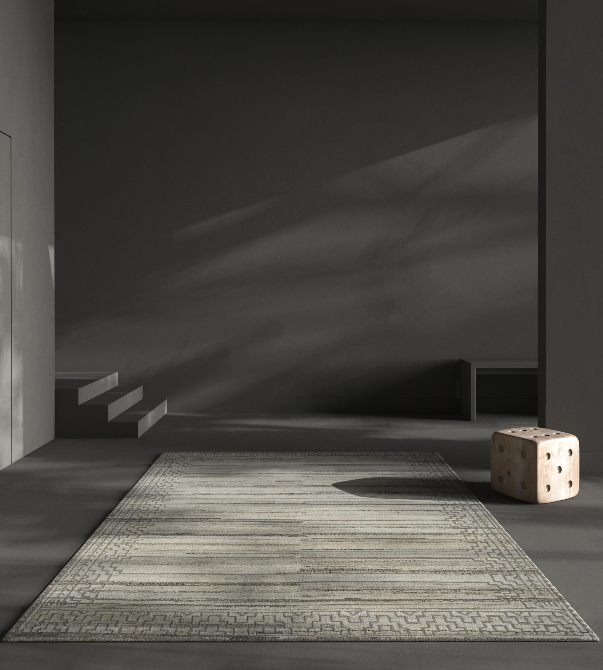 Questo tappeto intrecciato a mano della nostra collezione Manifest è una miscela armoniosa di tonalità naturali, caratterizzata principalmente da una base beige naturale e da accenti grigio scuro a contrasto, che creano un pezzo versatile e senza