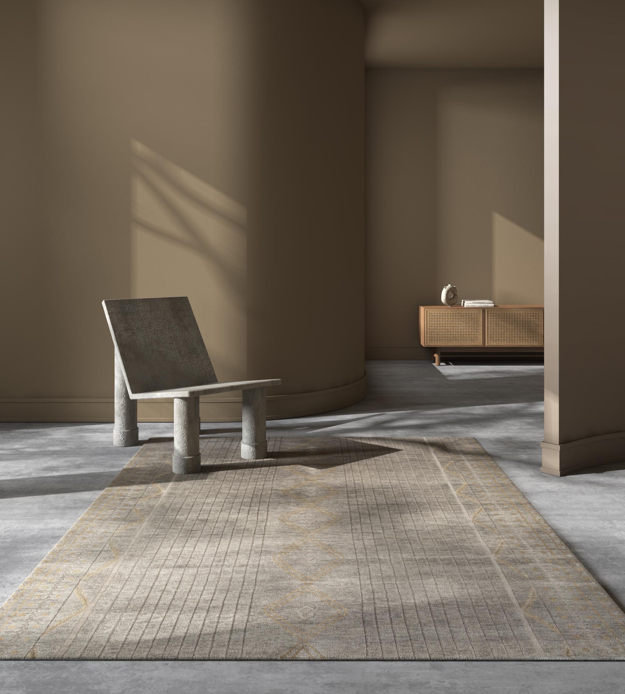 Vous cherchez un tapis qui rehausse votre espace sans effort ? Voici un tapis moderne, méticuleusement fabriqué dans les régions rurales de l'Inde. Sa couleur de fond gris moyen et sa bordure nickel créent une palette ton sur ton sophistiquée, qui