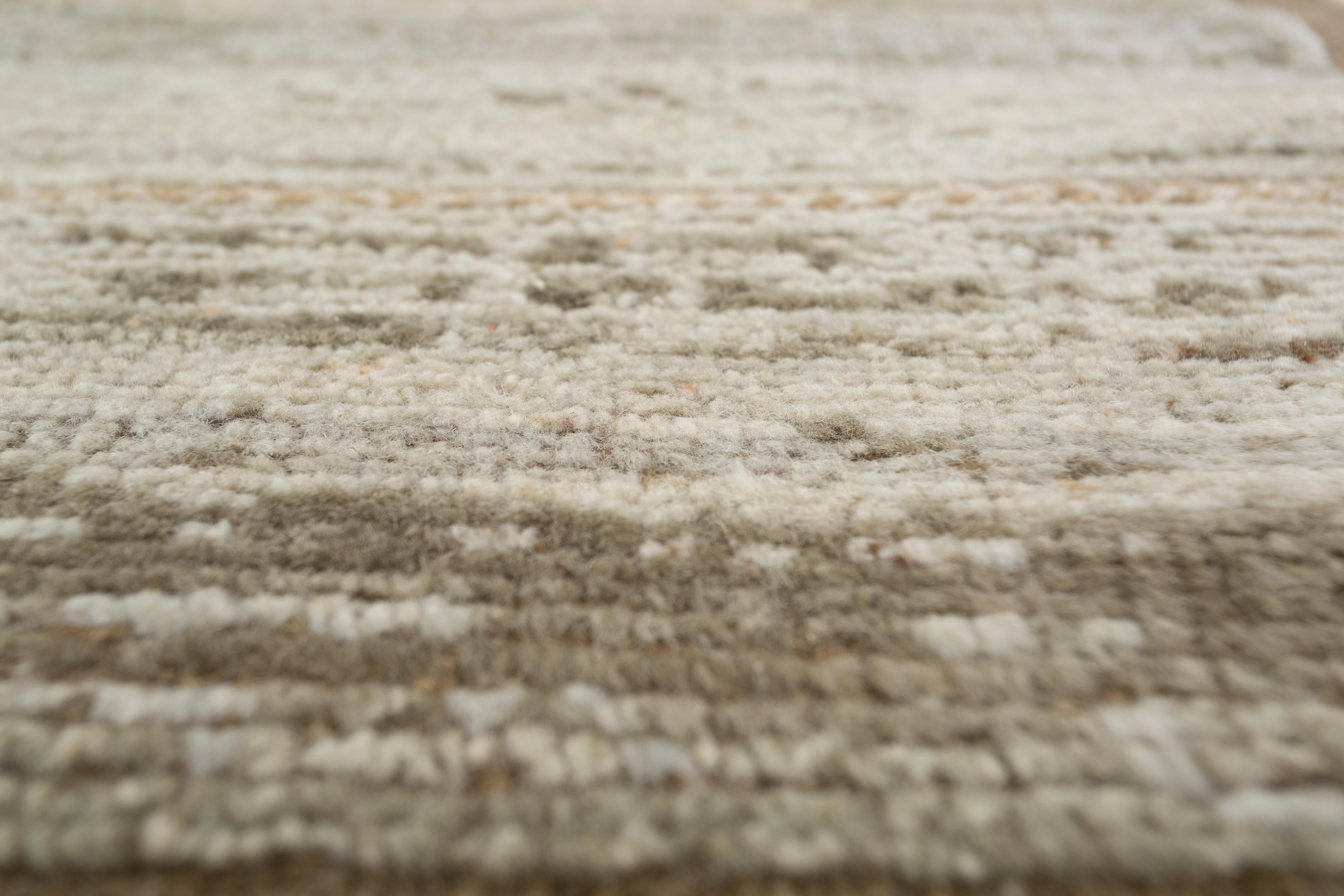 Jaipur Rugs La Collection Blythe, composée de tapis à poils courts et aux motifs organiques qui évoquent la fluidité et l'harmonie, allie habilement le charme de l'artisanat à la sophistication contemporaine. Sa palette de couleurs mêle des bruns