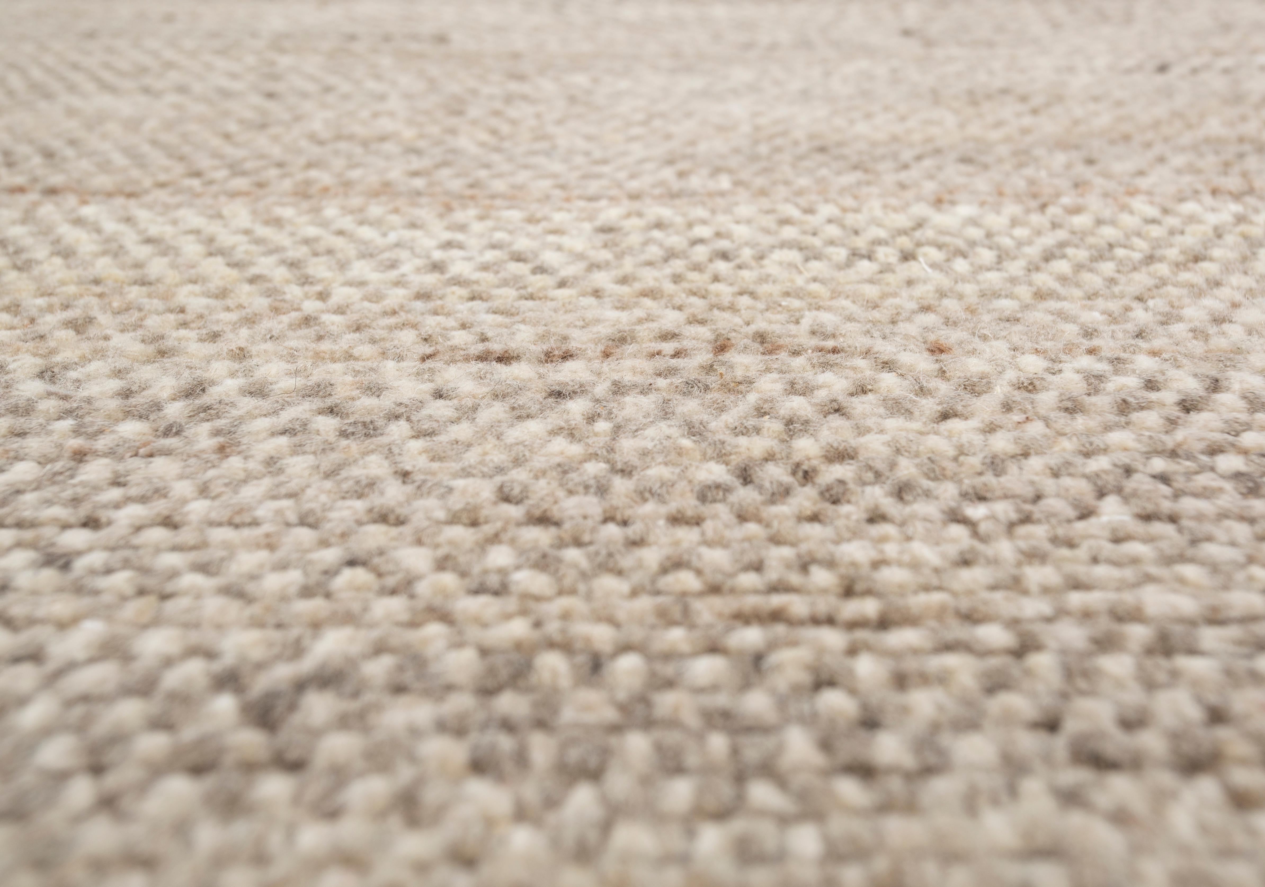 Jaipur Rugs Les designs transitionnels de la collection Kairos captiveront les yeux avec les immenses détails tissés dans les fils doux. Le voyage de la Collectional commence au point intriguant de l'aube et traverse la cadence temporelle du