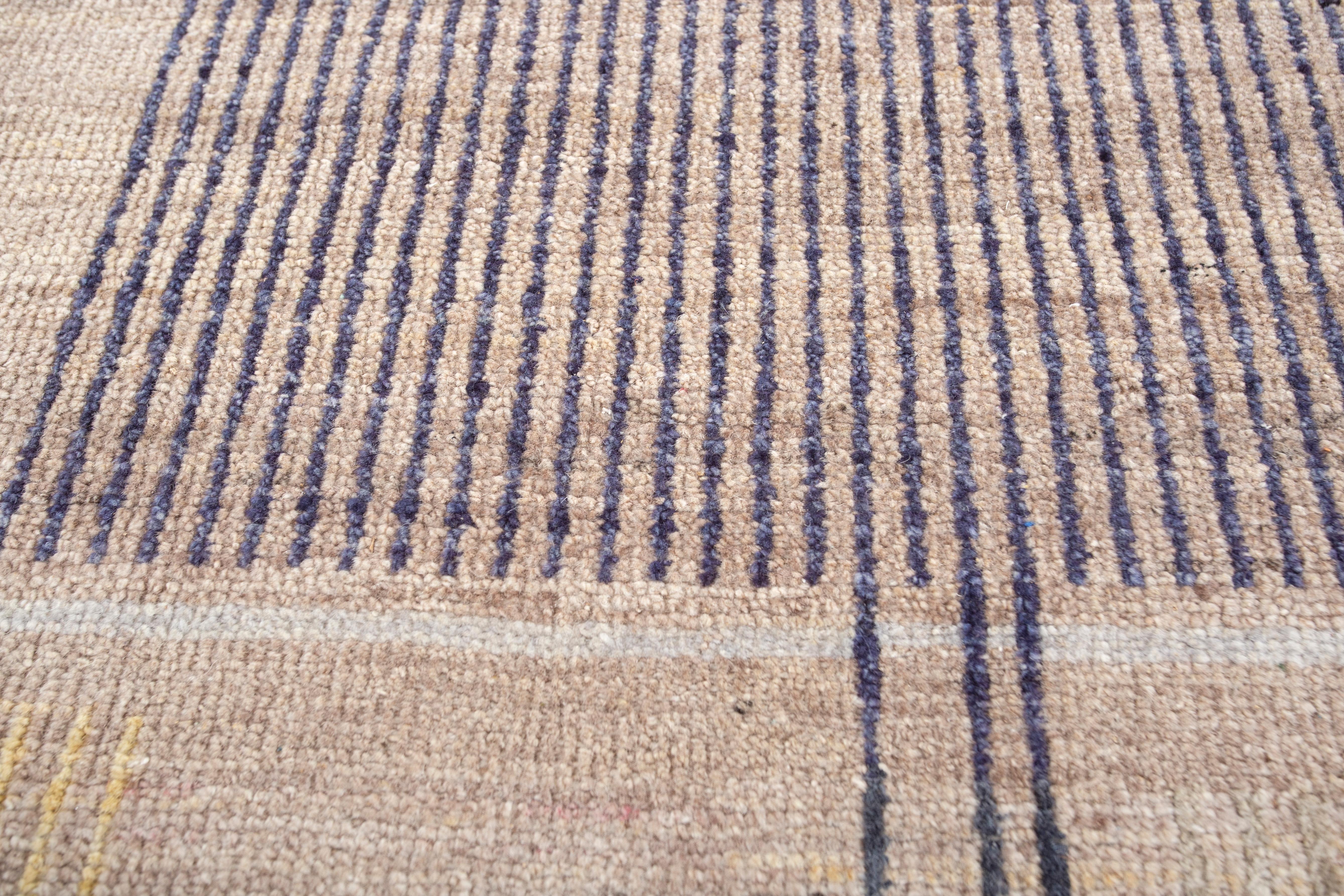 Jaipur Rugs La Collection Blythe, composée de tapis à poils courts et aux motifs organiques qui évoquent la fluidité et l'harmonie, allie habilement le charme de l'artisanat à la sophistication contemporaine. Sa palette de couleurs mêle des bruns