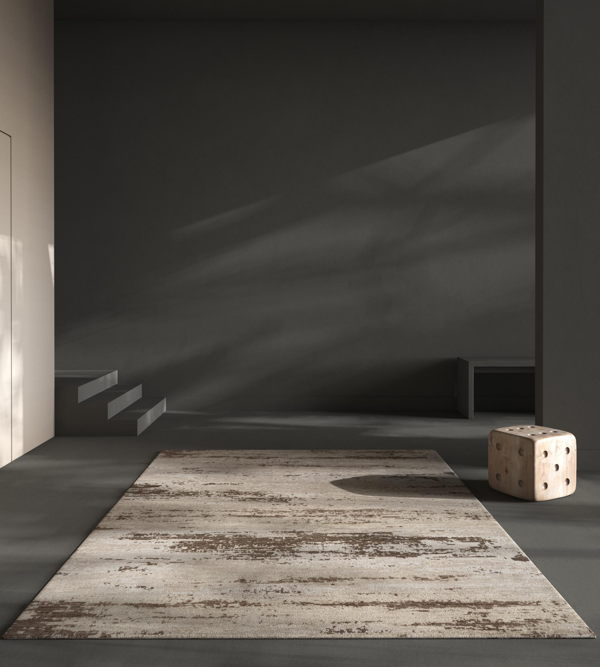 Tappeti Jaipur Il graduale declino delle civiltà fino al disordine: i motivi di questa collezione sembrano creare quel senso di disordine, ma c'è un senso quasi ipnotico di calma e pace in ognuno di essi. È a questa giustapposizione che la