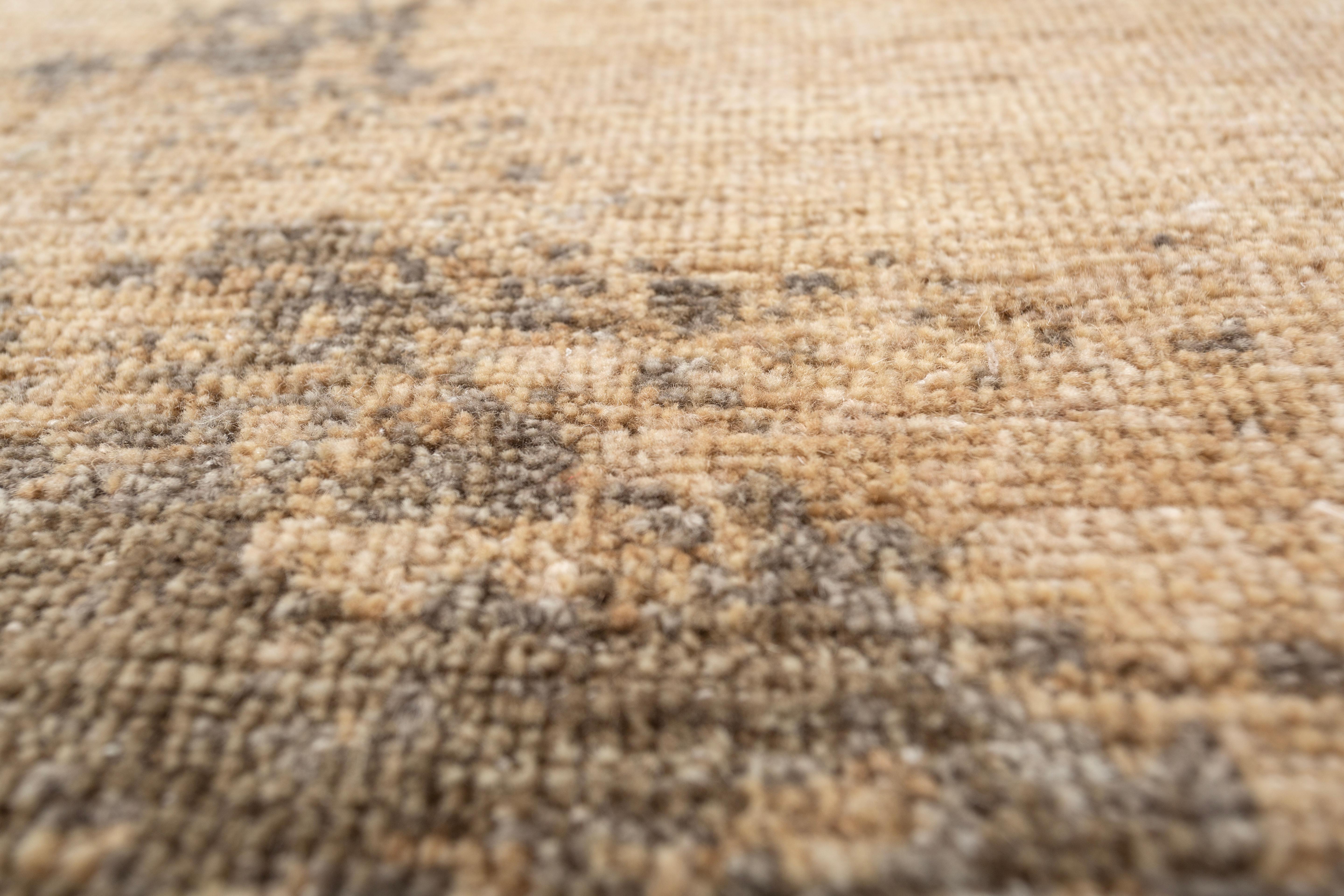Jaipur Rugs Der allmähliche Niedergang von Zivilisationen bis hin zur Unordnung: Die Muster in dieser Collection'S scheinen dieses Gefühl der Unordnung zu erzeugen, und doch ist in jedem Muster ein fast hypnotisches Gefühl von Ruhe und Frieden zu