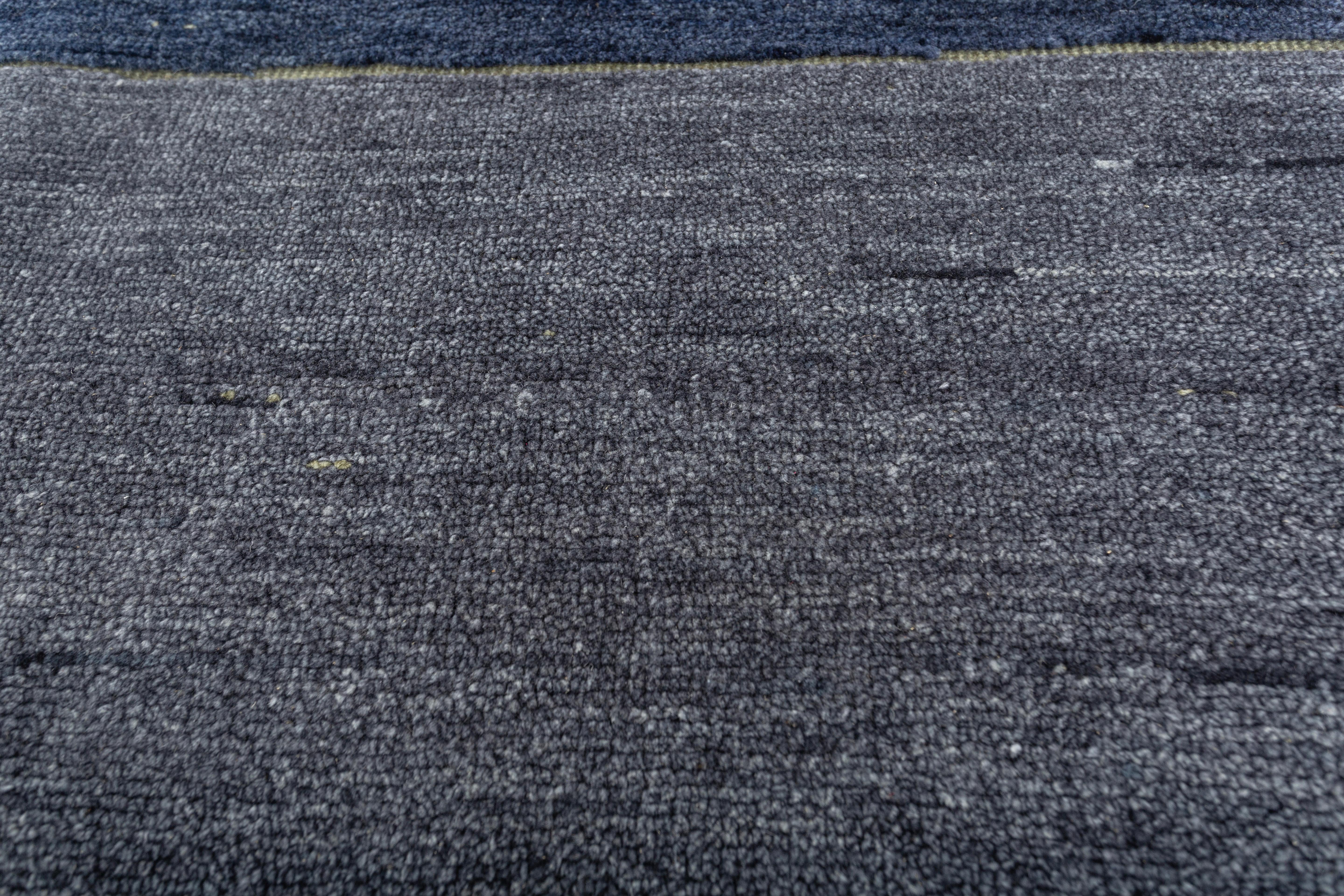 Jaipur Rugs La Collection Blythe, composée de tapis à poils courts et aux motifs organiques qui évoquent la fluidité et l'harmonie, allie habilement le charme de l'artisanat à la sophistication contemporaine. Sa palette de couleurs mêle des bruns