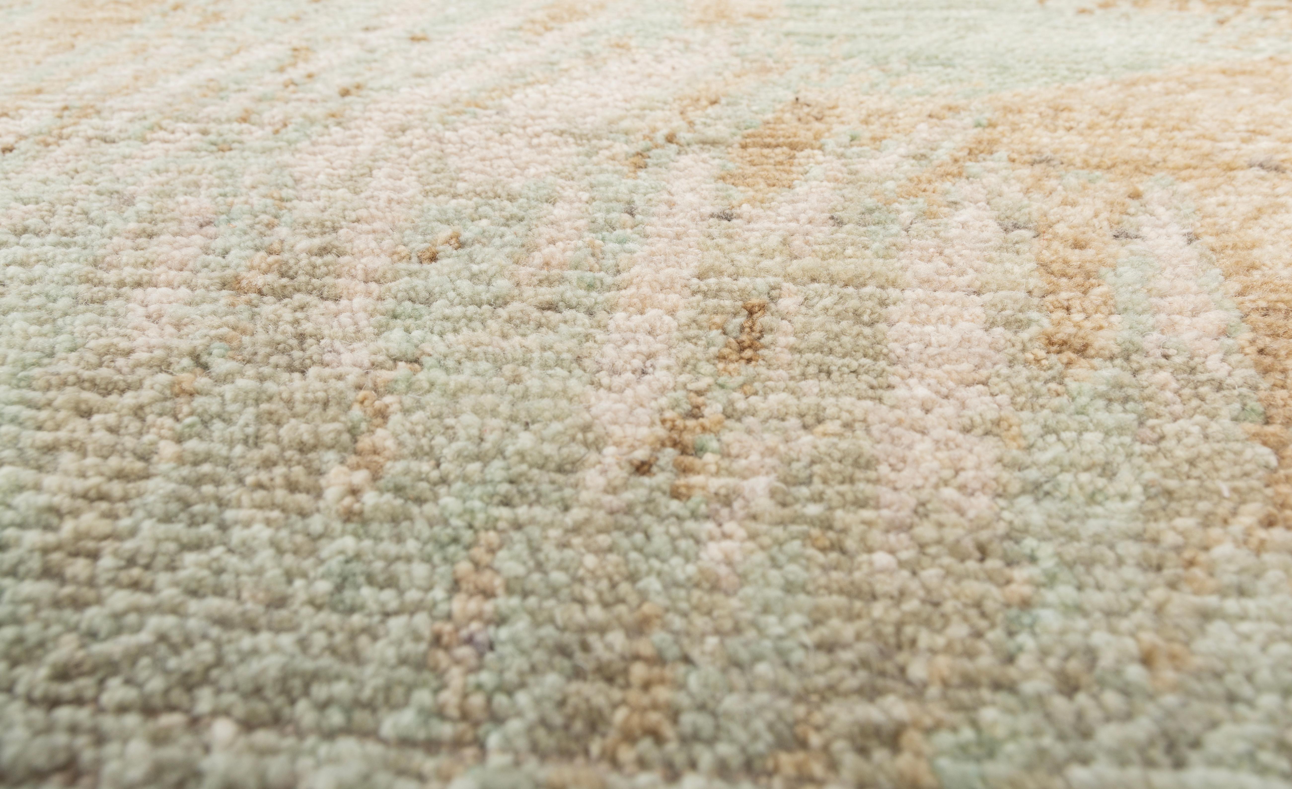 Jaipur Rugs Der allmähliche Niedergang von Zivilisationen bis hin zur Unordnung: Die Muster in dieser Collection'S scheinen dieses Gefühl der Unordnung zu erzeugen, und doch ist in jedem Muster ein fast hypnotisches Gefühl von Ruhe und Frieden zu