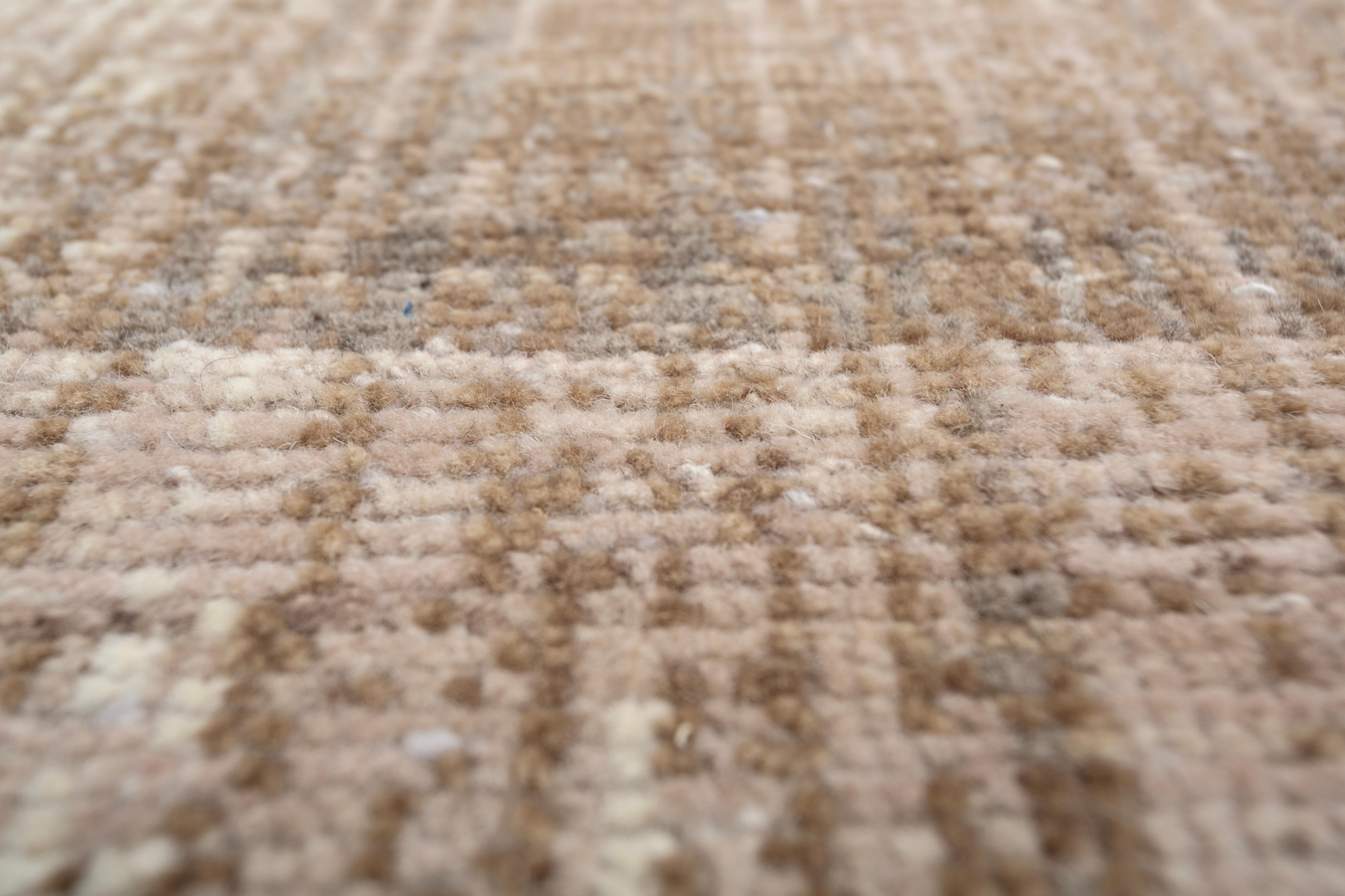 Jaipur Rugs Der allmähliche Niedergang von Zivilisationen bis hin zur Unordnung: Die Muster in dieser Collection'S scheinen dieses Gefühl der Unordnung zu erzeugen, und doch ist in jedem Muster ein fast hypnotisches Gefühl von Ruhe und Frieden zu