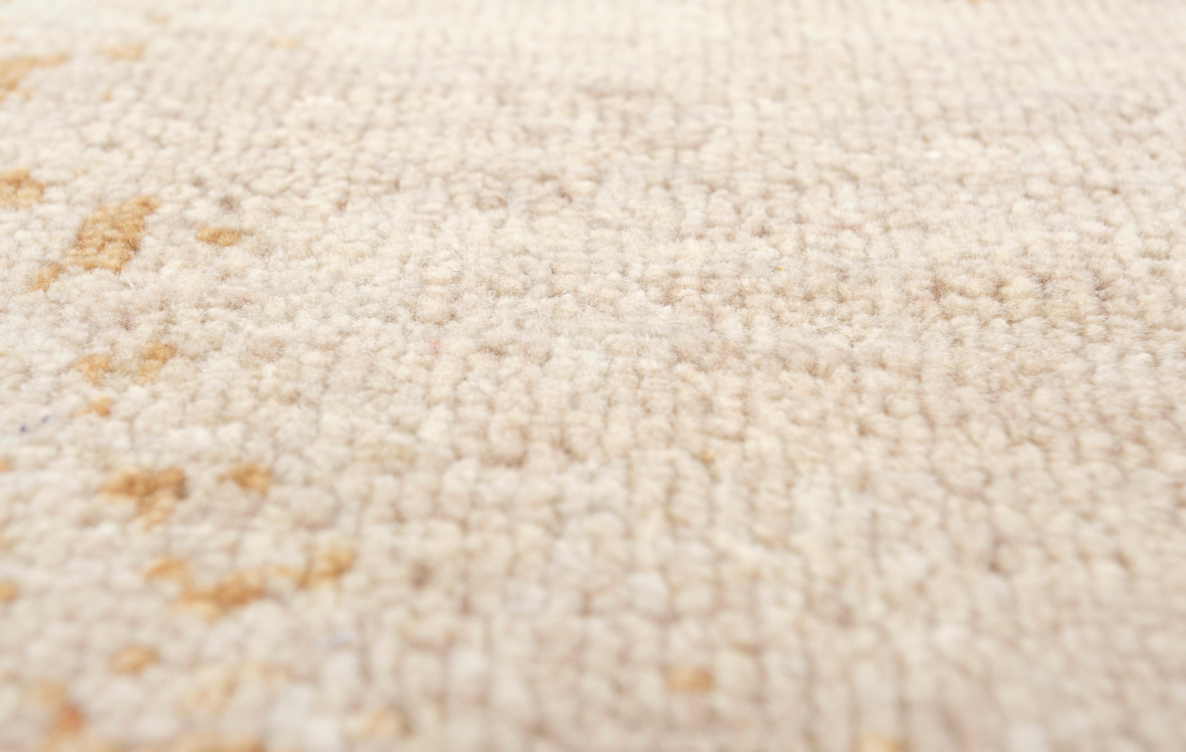 Jaipur Rugs Der allmähliche Niedergang von Zivilisationen bis hin zur Unordnung: Die Muster in dieser Collection'S scheinen dieses Gefühl der Unordnung zu erzeugen, und doch ist in jedem Muster ein fast hypnotisches Gefühl von Ruhe und Frieden zu